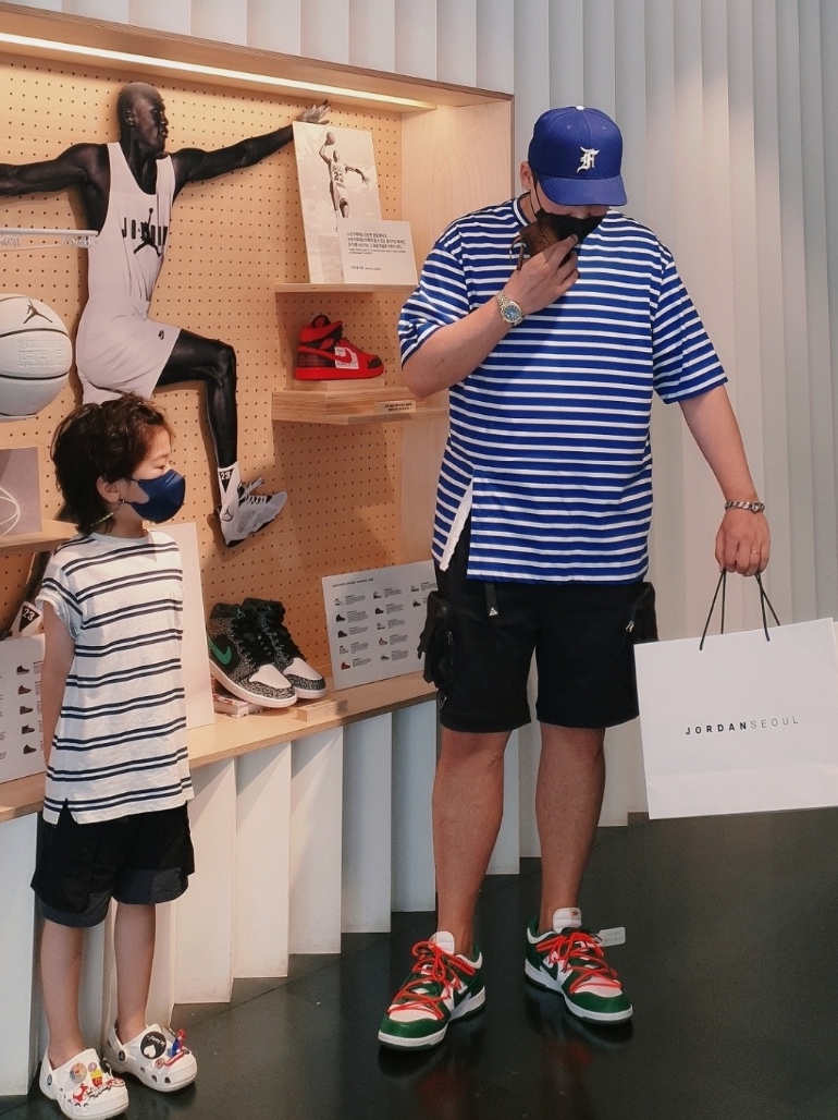 Nike x Off-White Dunk Low Pine Green, Jordan x Travis Scott x Fragment T-Shirt Sail (DJ0619-133) 착용 스타일 - 2