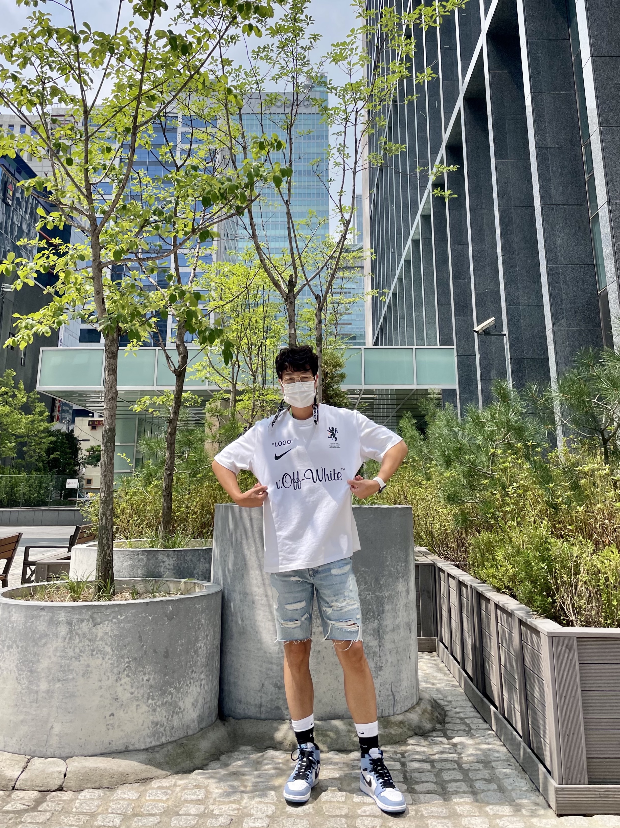 Jordan 1 Retro High OG University Blue, Nike x Off-White Mercurial NRG X T-Shirt White 착용 스타일 - 2