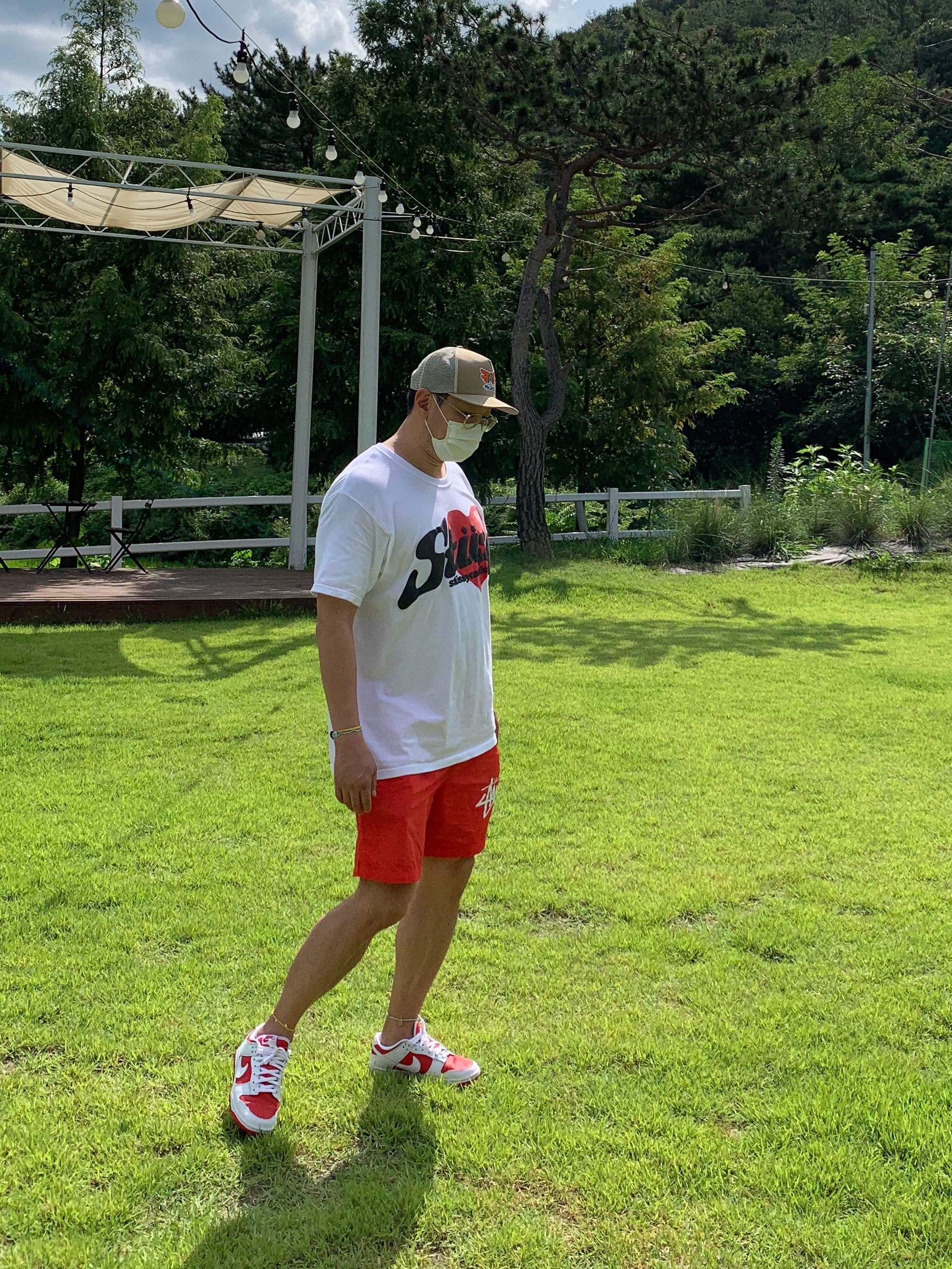 Stussy x Cactus Plant Flea Market Heart T-Shirt, Nike x Stussy Water Shorts Habanero Red 착용 스타일