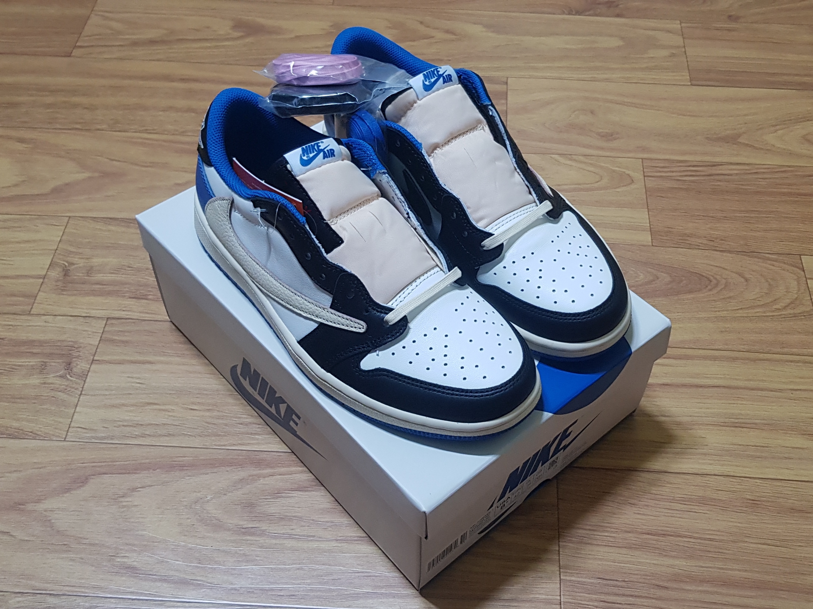 Jordan 1 x Travis Scott x Fragment Retro Low OG SP Military Blue 착용 스타일 - 1