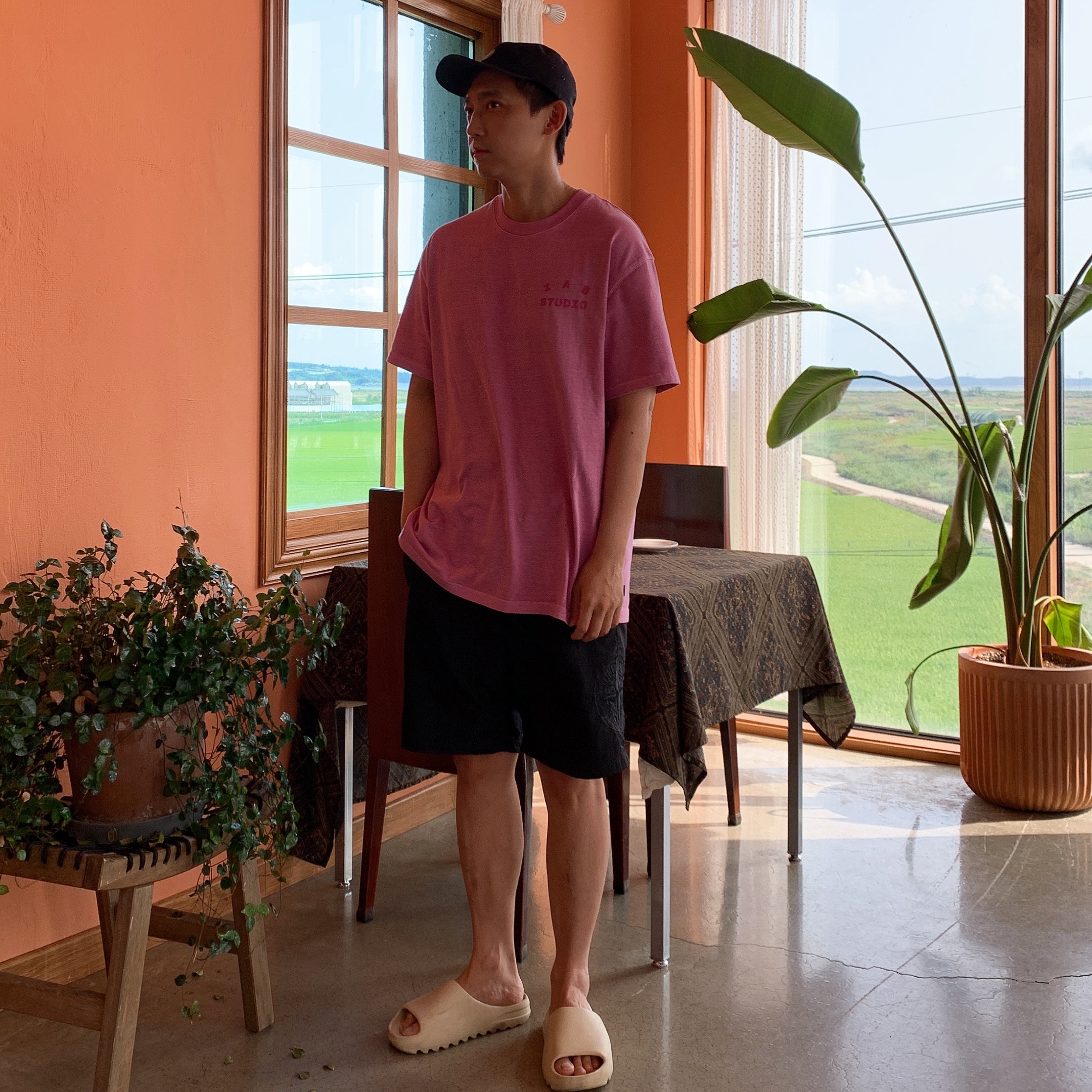 IAB Studio Pigment T-Shirt Magenta, Adidas Yeezy Slide Bone 착용 스타일