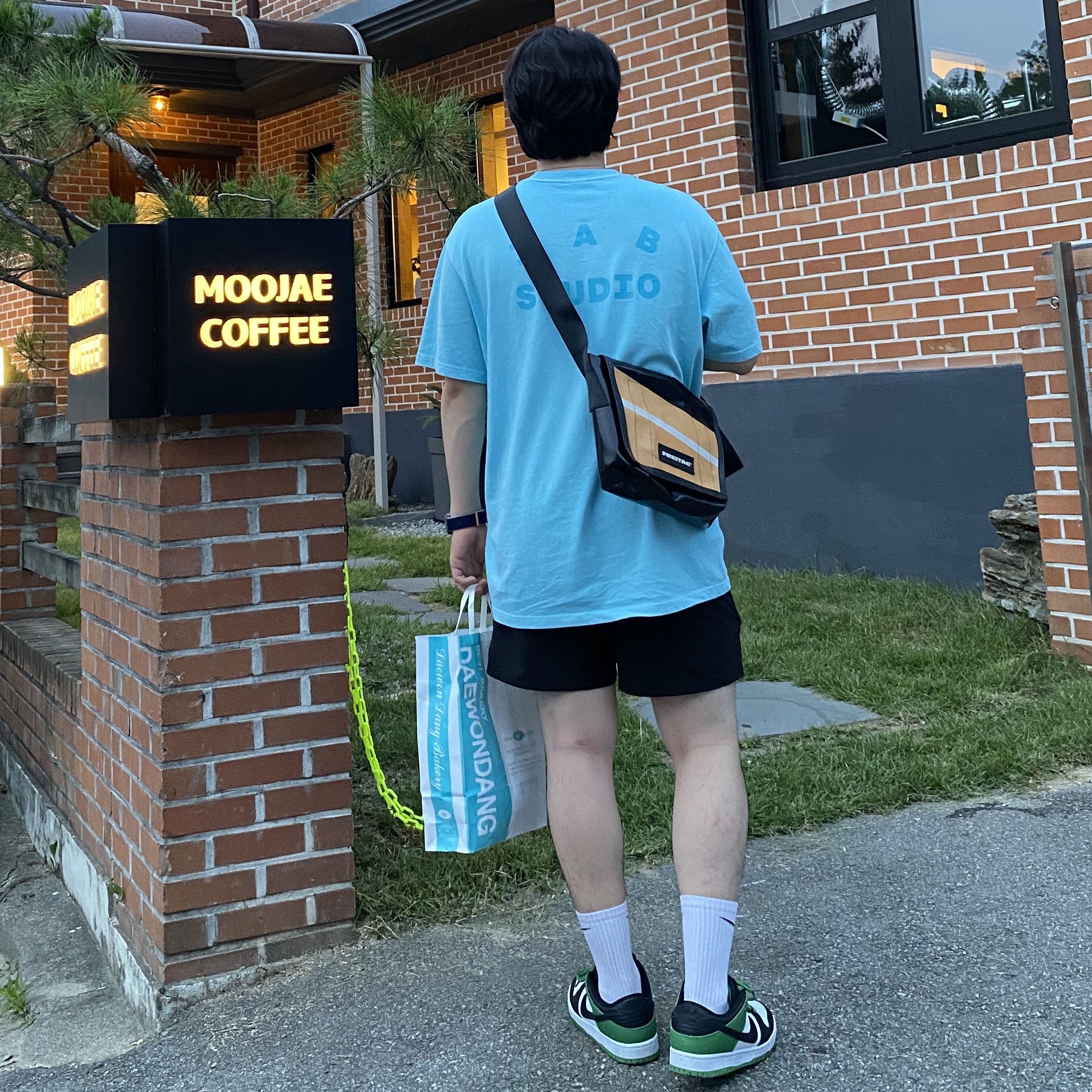 IAB Studio Pigment T-Shirt Cyan, Nike SB Dunk Low Pro Black and Classic Green 착용 스타일