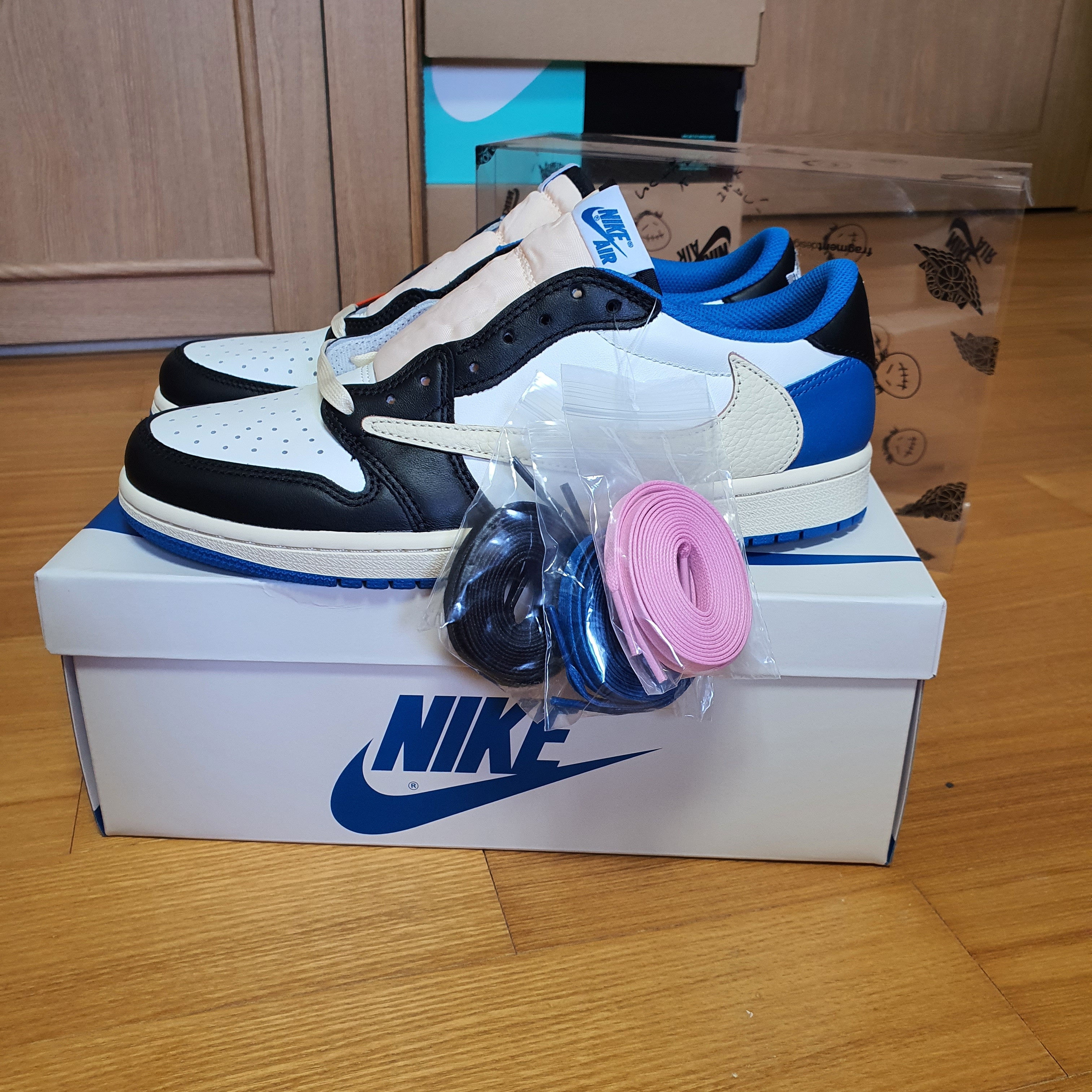 Jordan 1 x Travis Scott x Fragment Retro Low OG SP Military Blue 착용 스타일 - 3