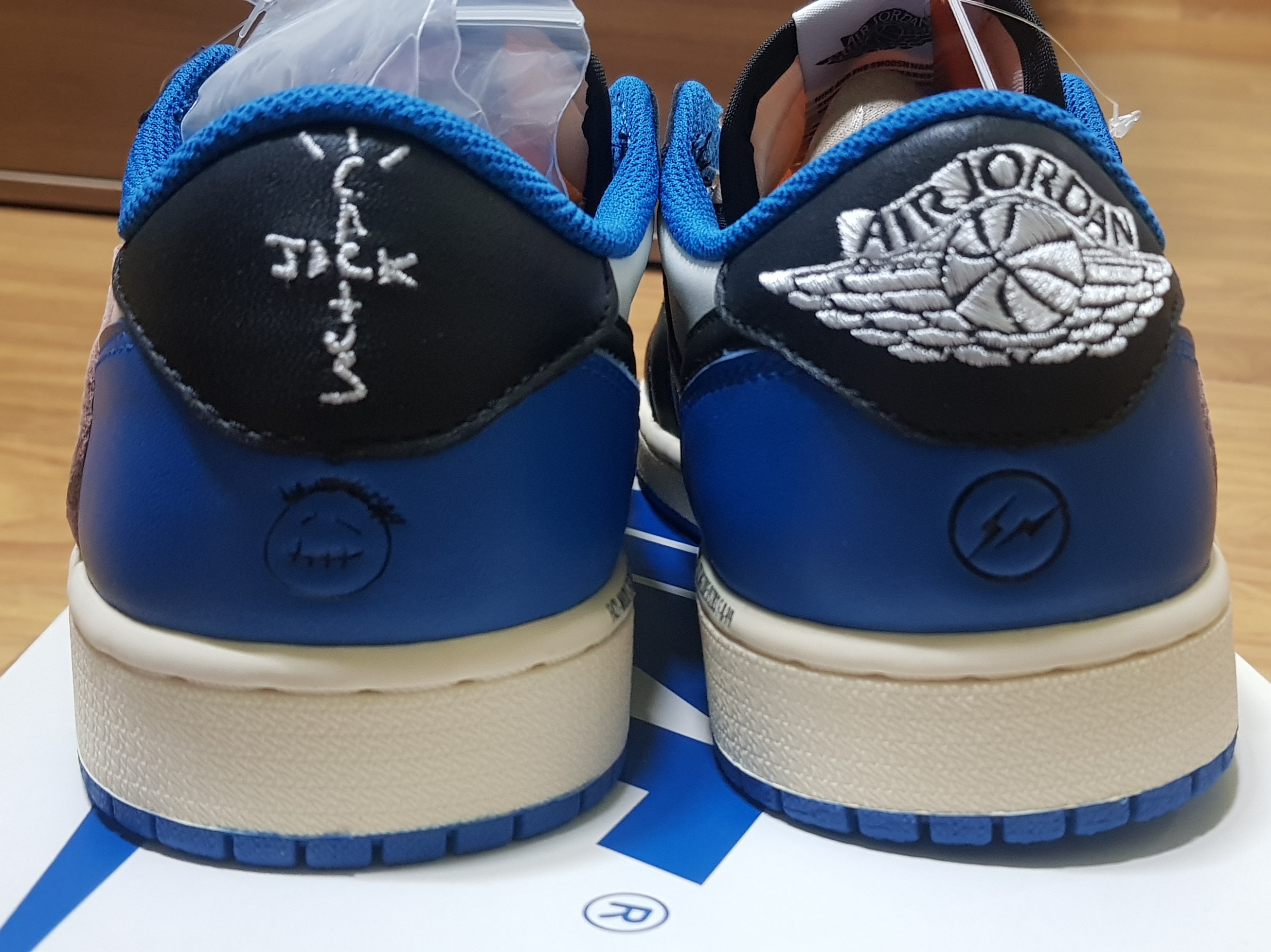 Jordan 1 x Travis Scott x Fragment Retro Low OG SP Military Blue 착용 스타일 - 5