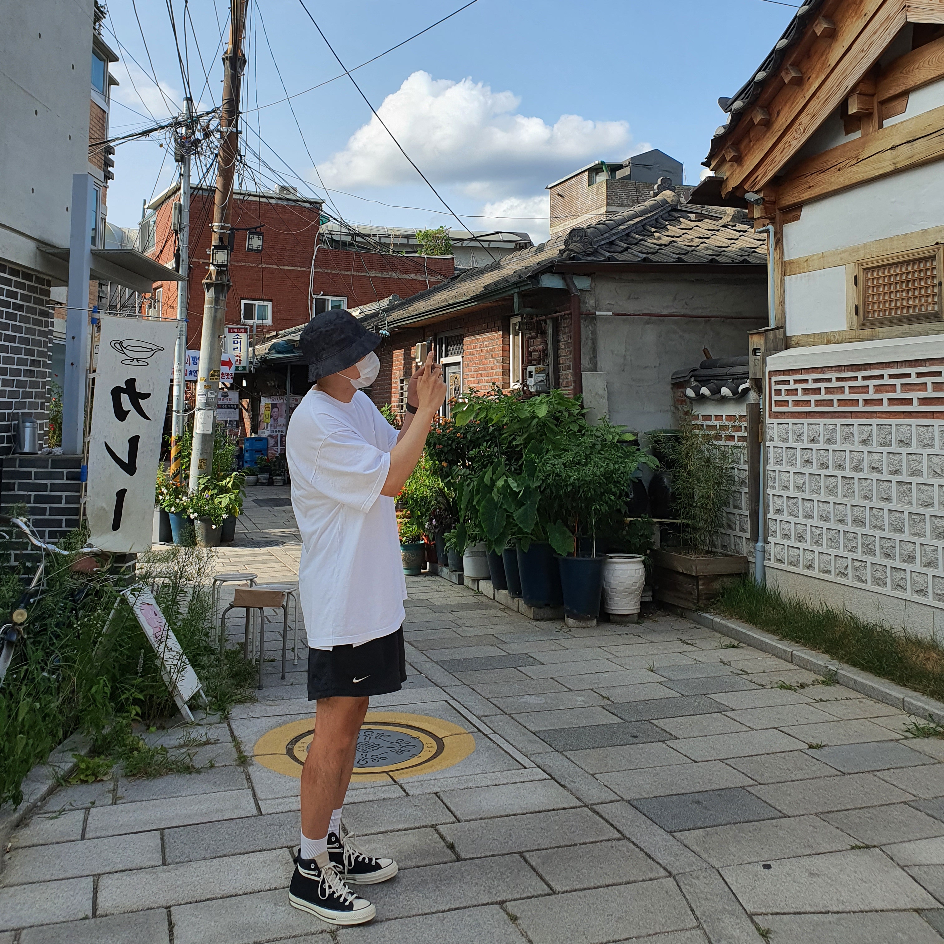 Nike NRG Bucket Hat Black, Nike NRG Solo Swoosh T-Shirt White - US/EU 착용 스타일 - 2