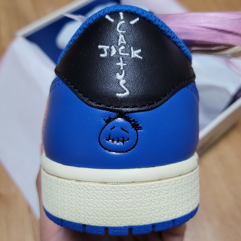 Jordan 1 x Travis Scott x Fragment Retro Low OG SP Military Blue 착용 스타일 - 4