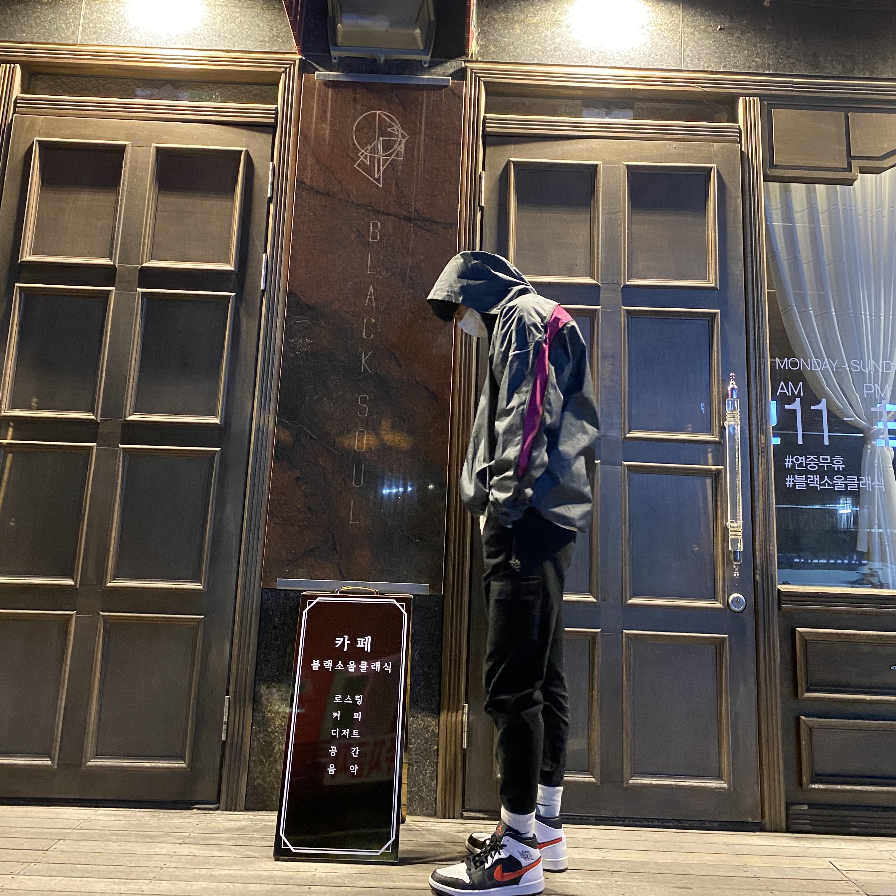 Jordan 1 Mid Black Chile Red 착용 스타일