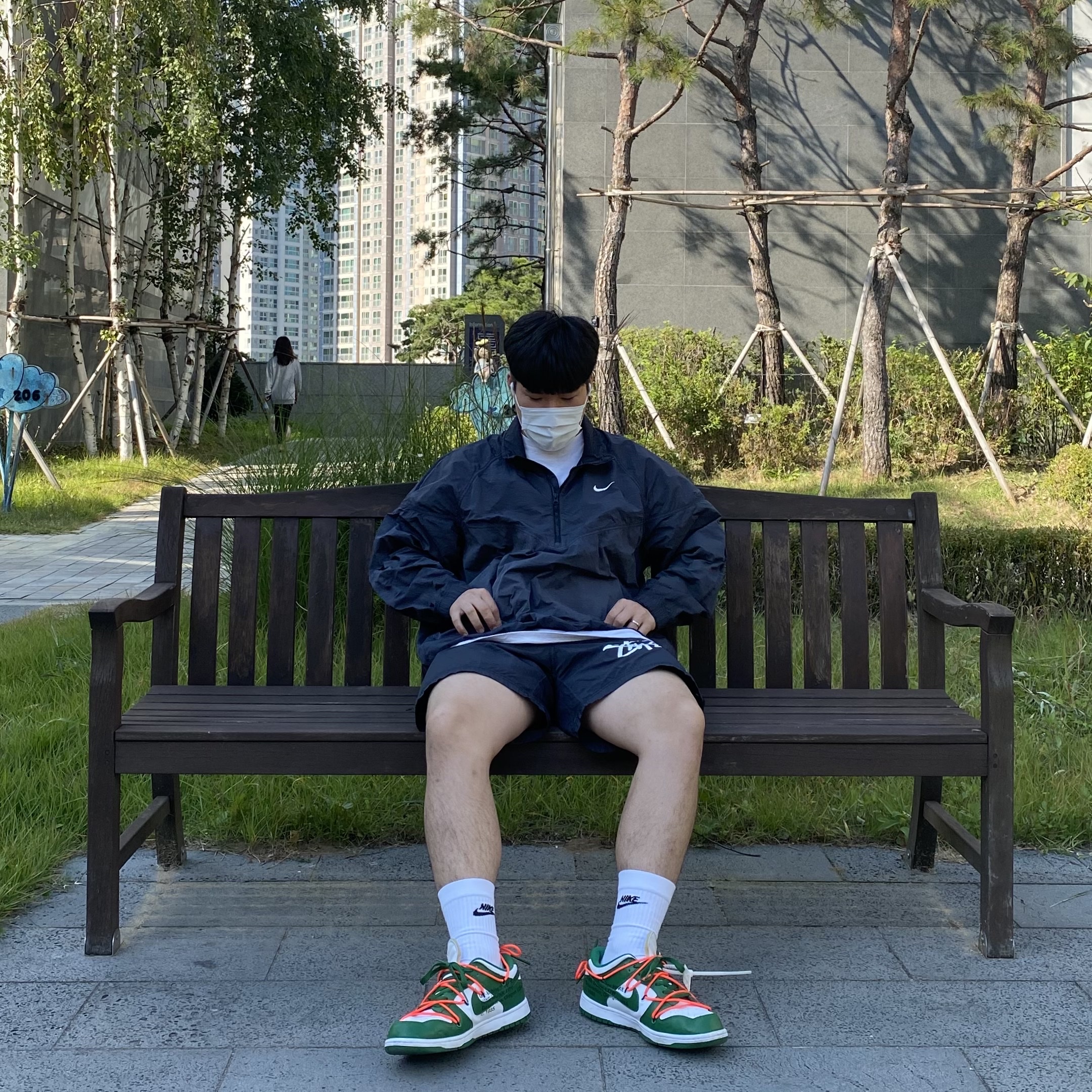 Nike x Off-White Dunk Low Pine Green, Nike x Stussy Windrunner Jacket Off Noir 착용 스타일