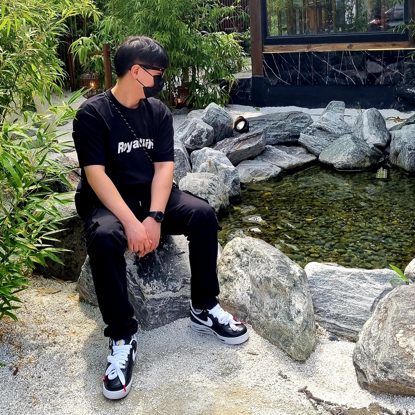 Nike x Peaceminusone Air Force 1 Low Para-Noise, Jordan 1 x Travis Scott Retro High OG SP Mocha 착용 스타일 - 1