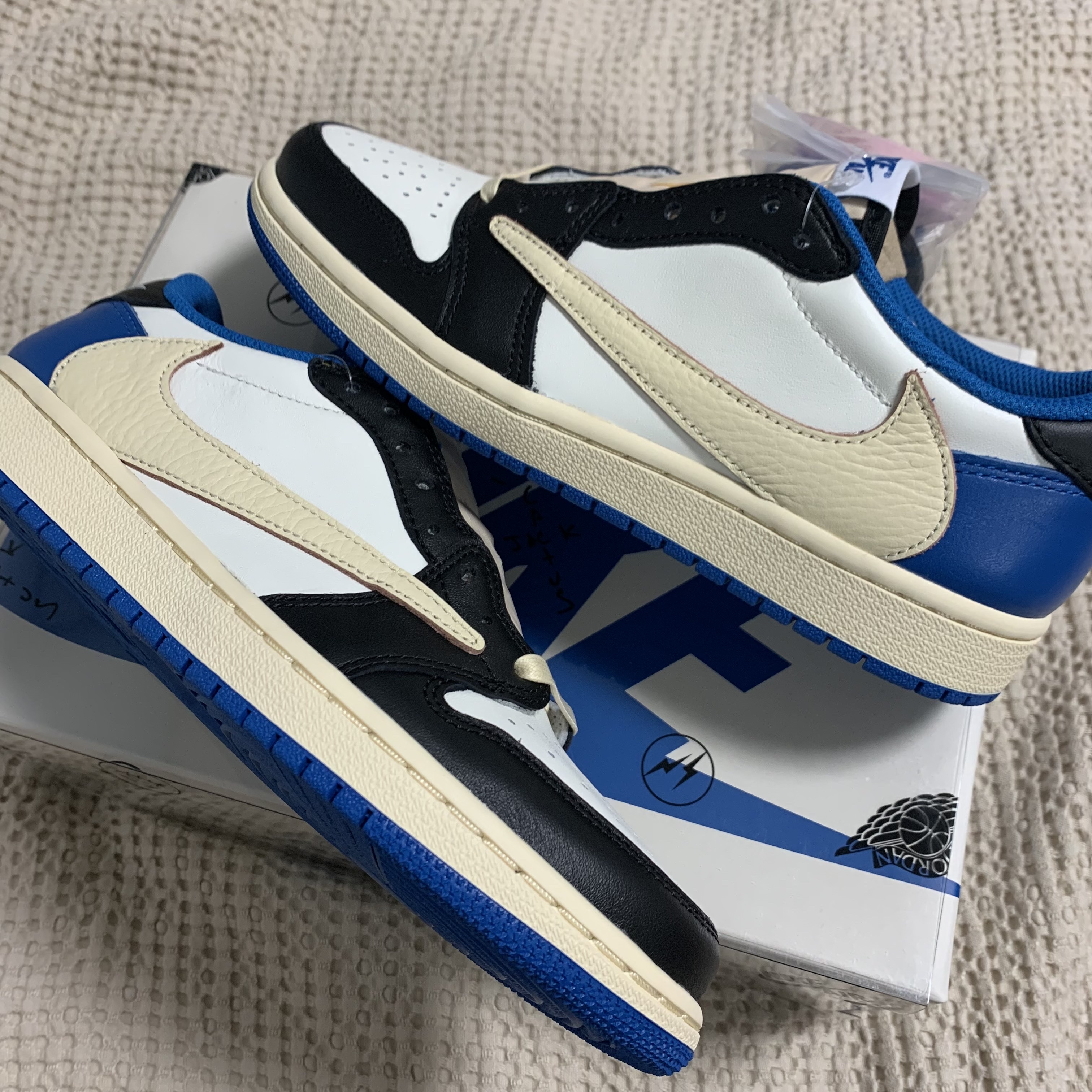 Jordan 1 x Travis Scott x Fragment Retro Low OG SP Military Blue 착용 스타일 - 2