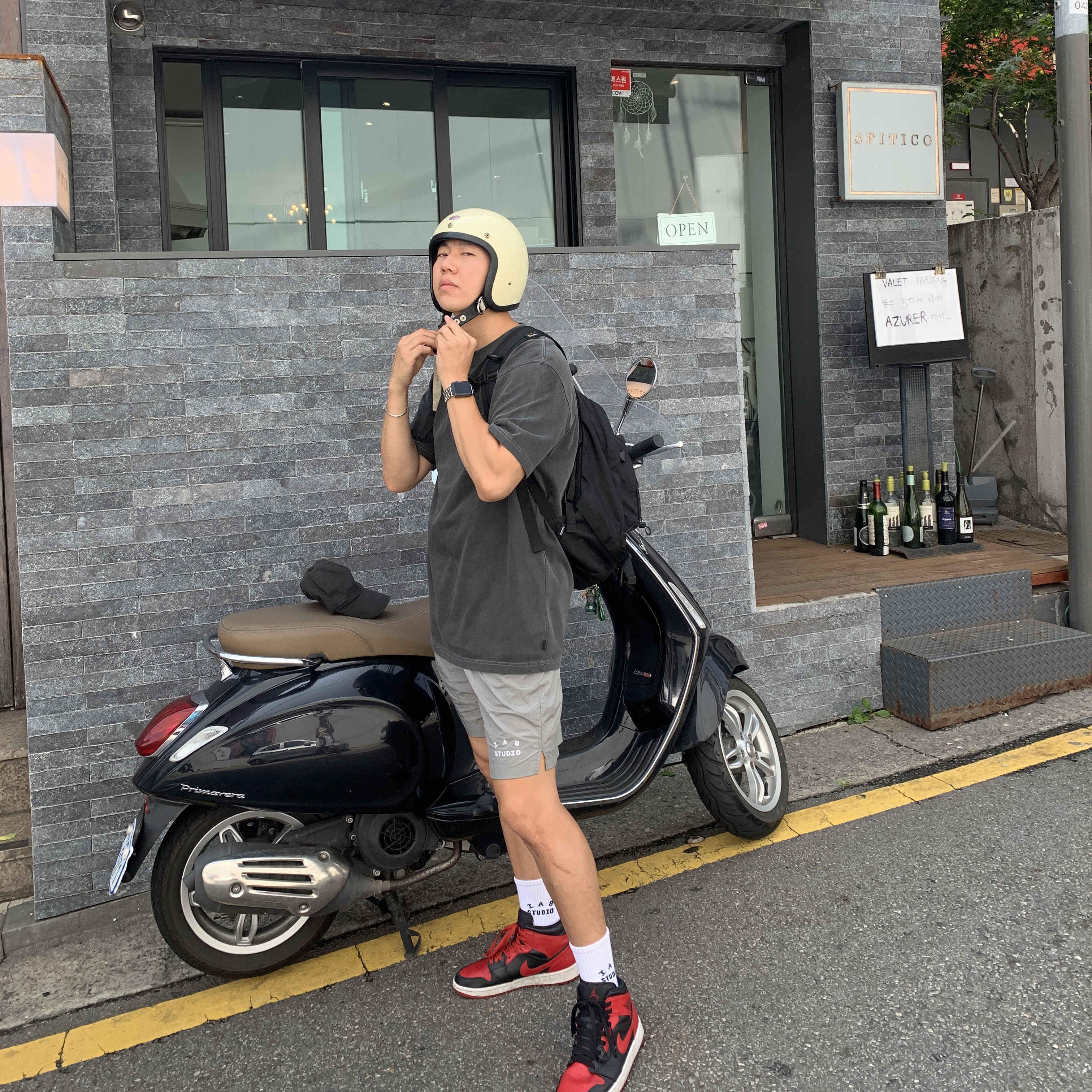 IAB Studio Pigment T-Shirt Black, IAB Studio Woven Shorts Gray 착용 스타일