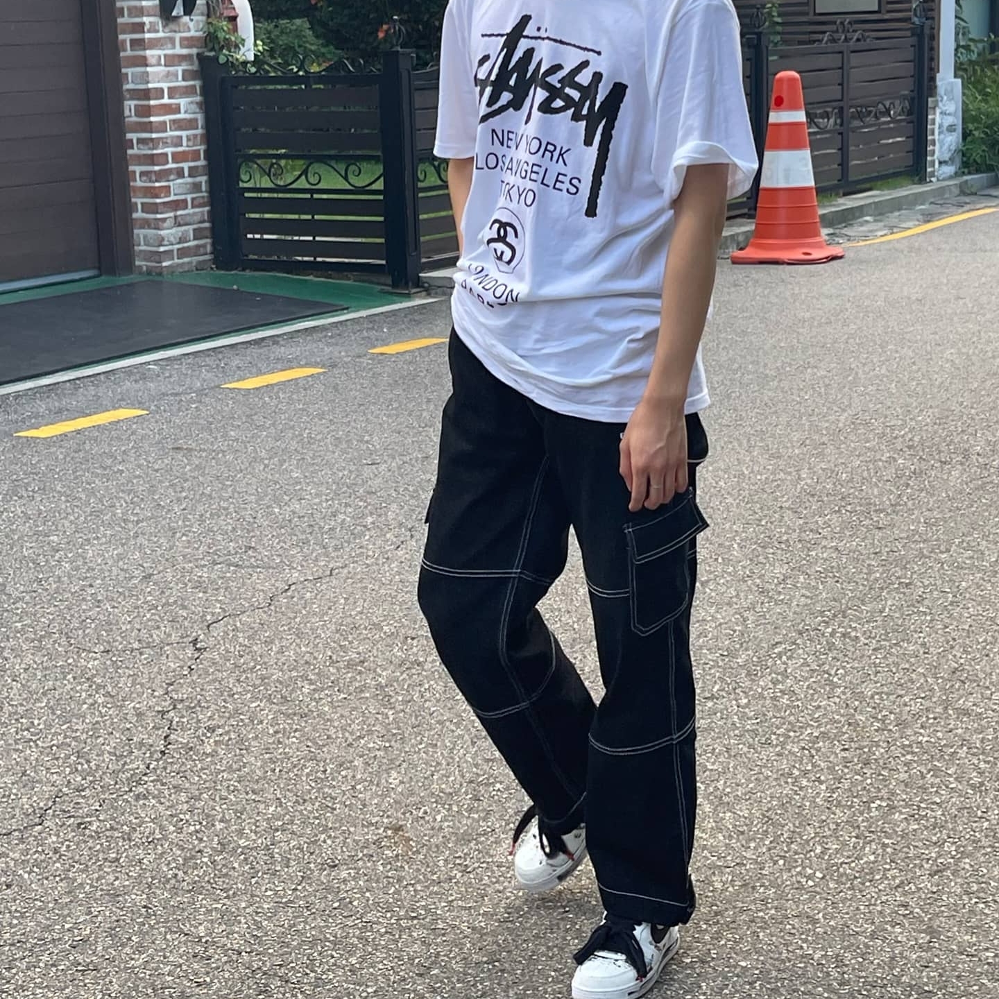 Nike x Peaceminusone Air Force 1 Low Para-Noise 2.0, Stussy World Tour T-Shirt White 착용 스타일 - 2