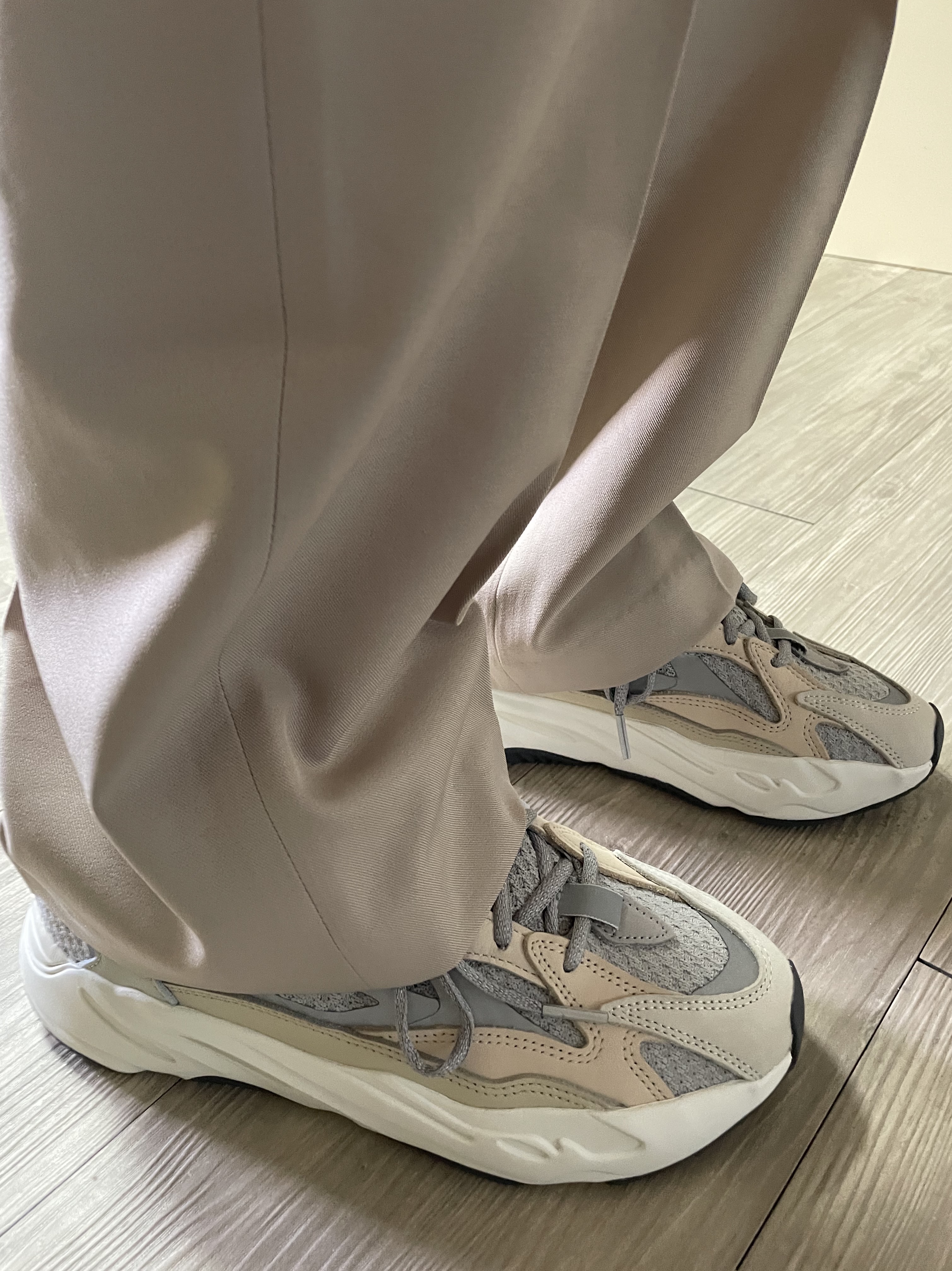 Adidas Yeezy Boost 700 V2 Cream 착용 스타일 - 1