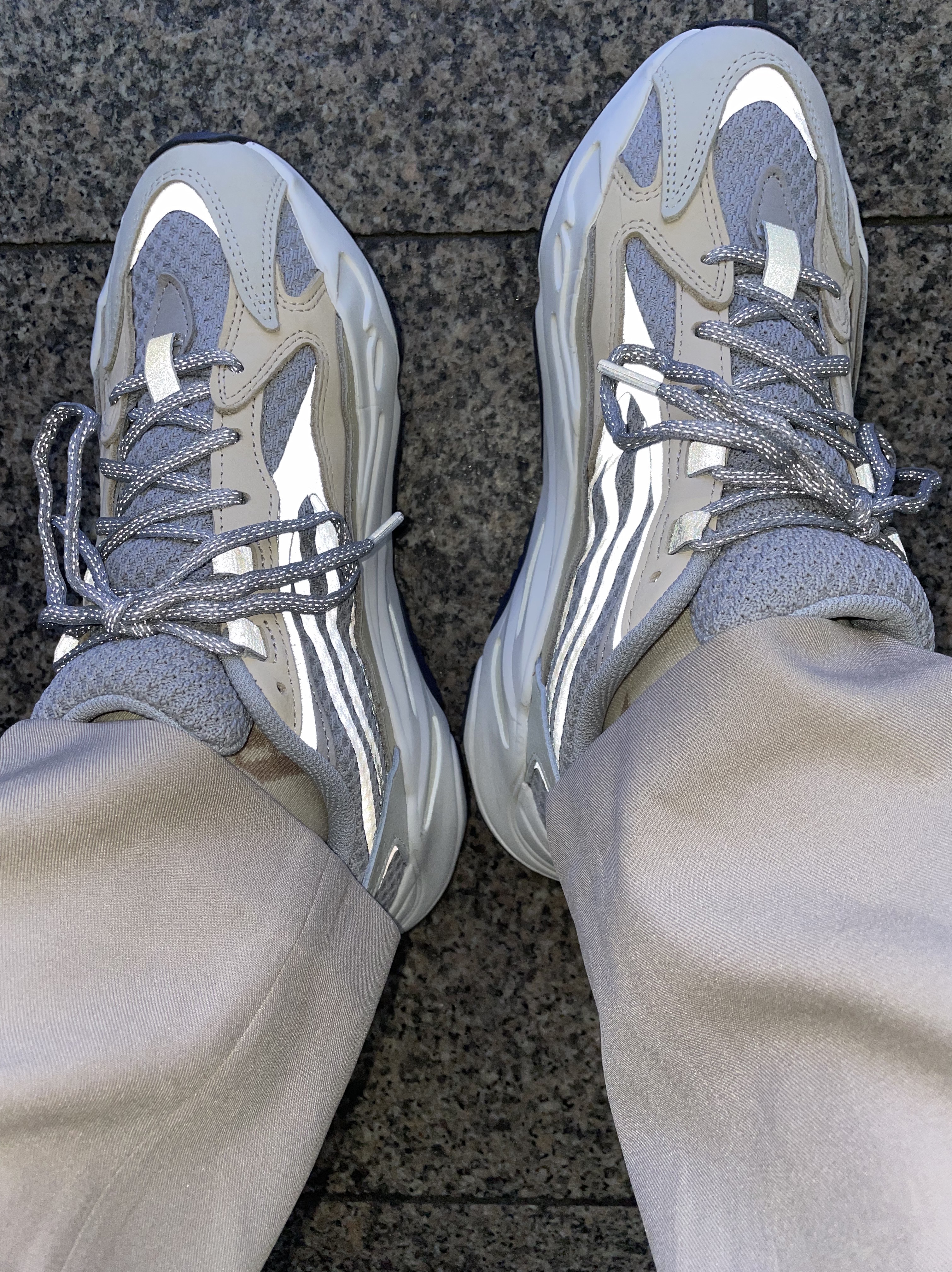Adidas Yeezy Boost 700 V2 Cream 착용 스타일 - 5