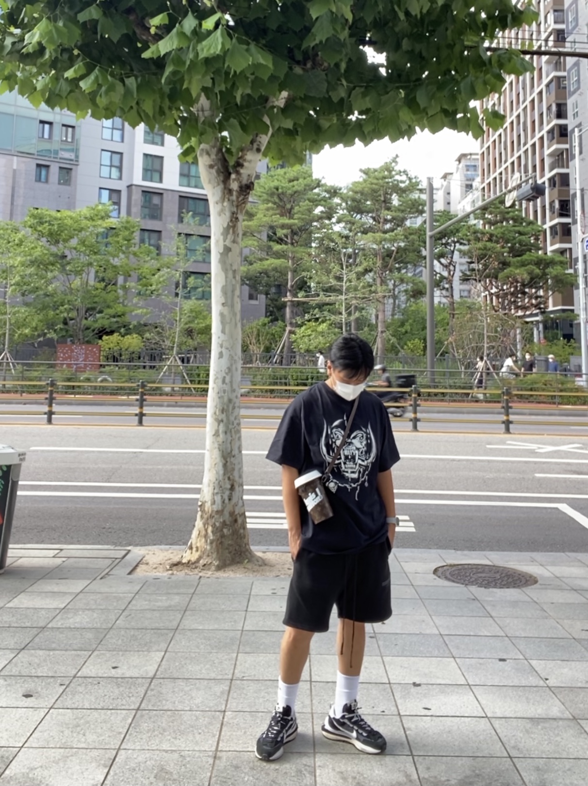 Nike x Sacai VaporWaffle Black White, Essentials Sweatshorts Black - 21SS 착용 스타일 - 1