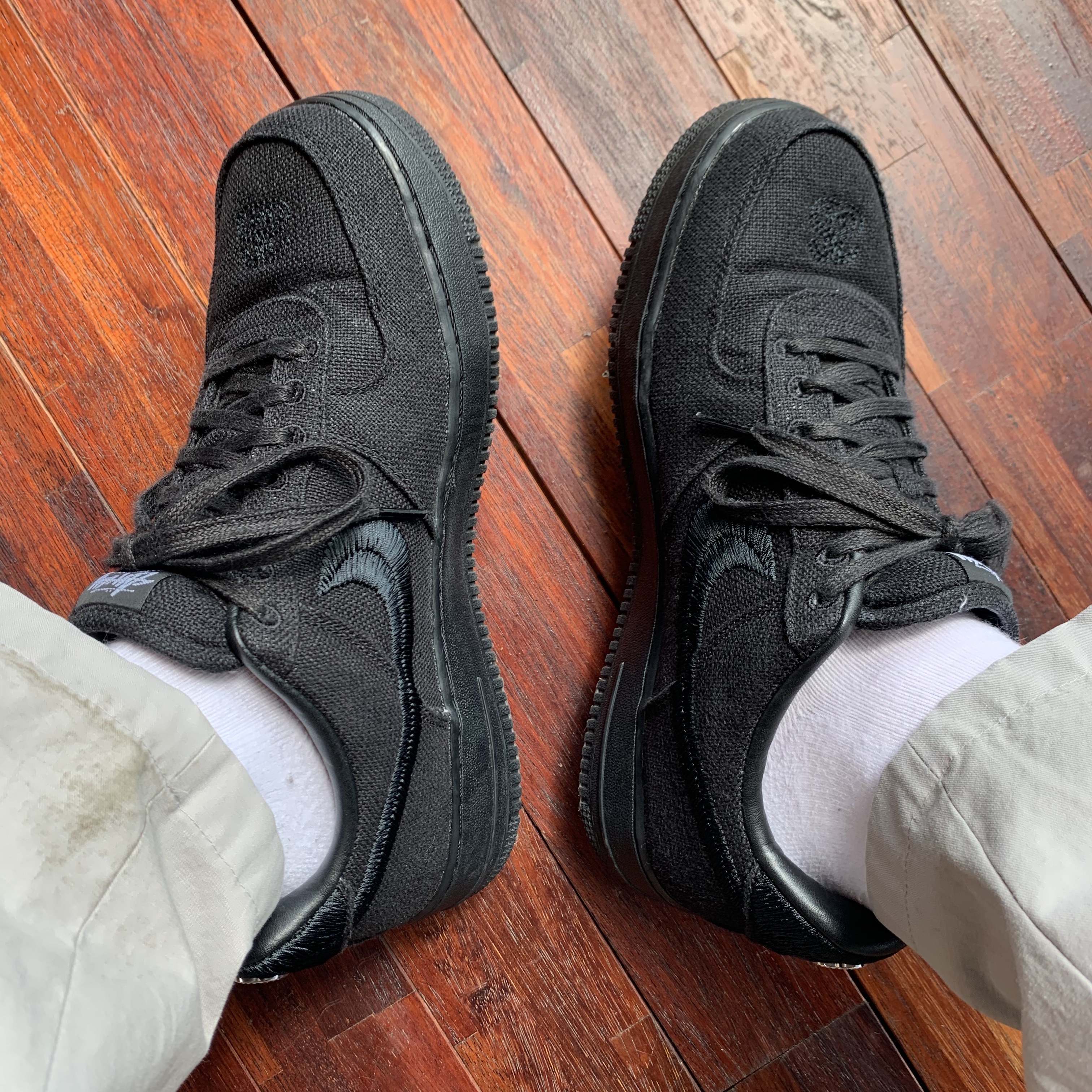 Nike x Stussy Air Force 1 Low Triple Black 착용 스타일 - 1