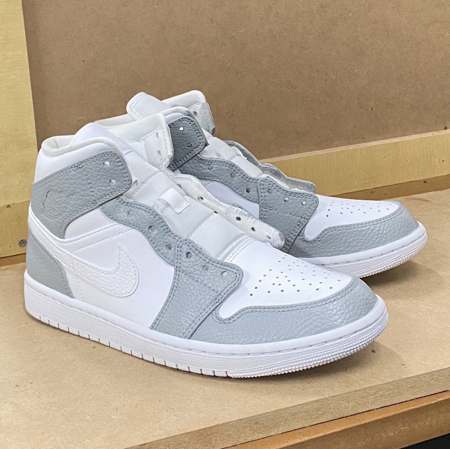 Jordan 1 Mid Triple White, Jordan 1 Mid Light Smoke Grey 착용 스타일