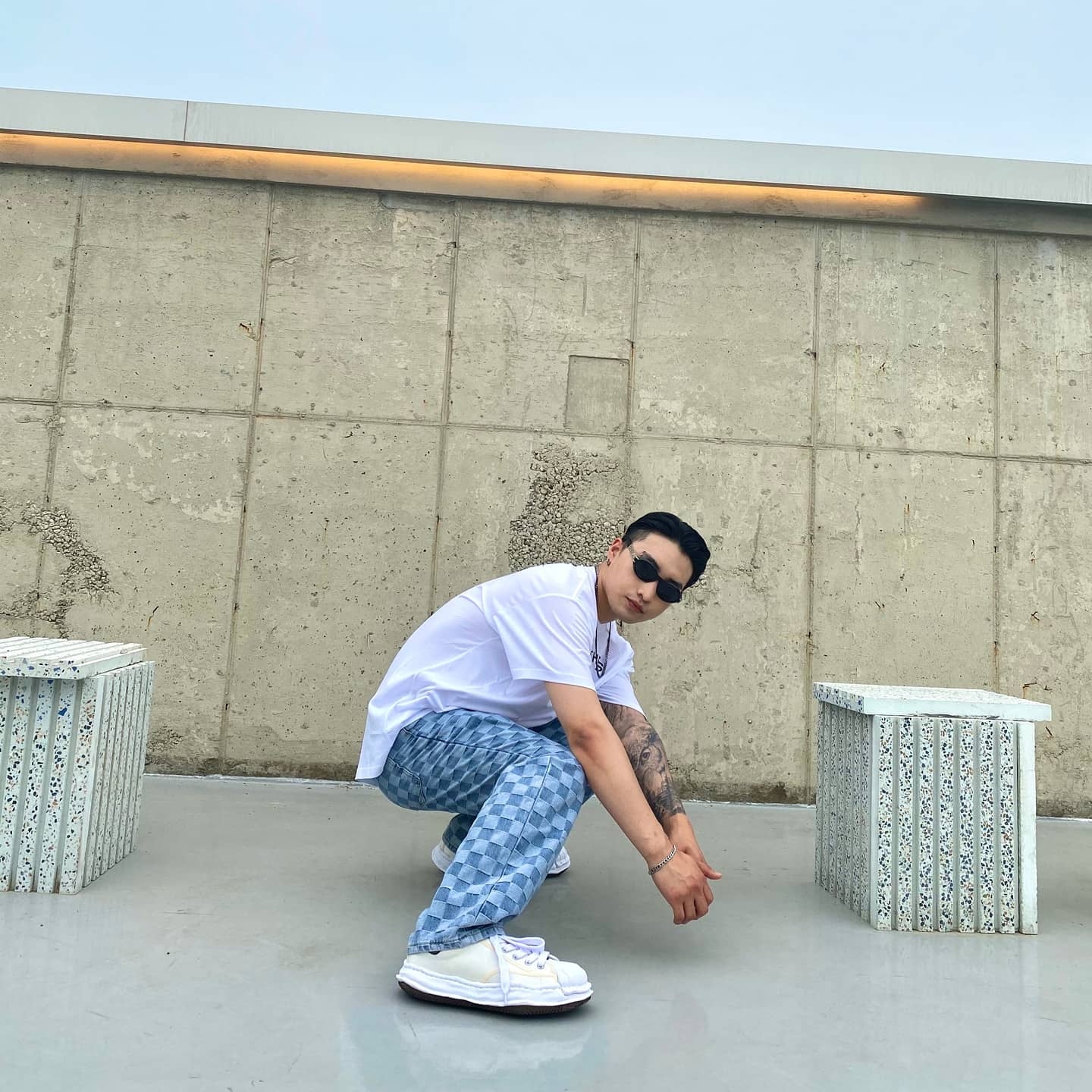 Maison Mihara Yasuhiro Blakey OG Sole Canvas Low-top Sneakers White 착용 스타일 - 2