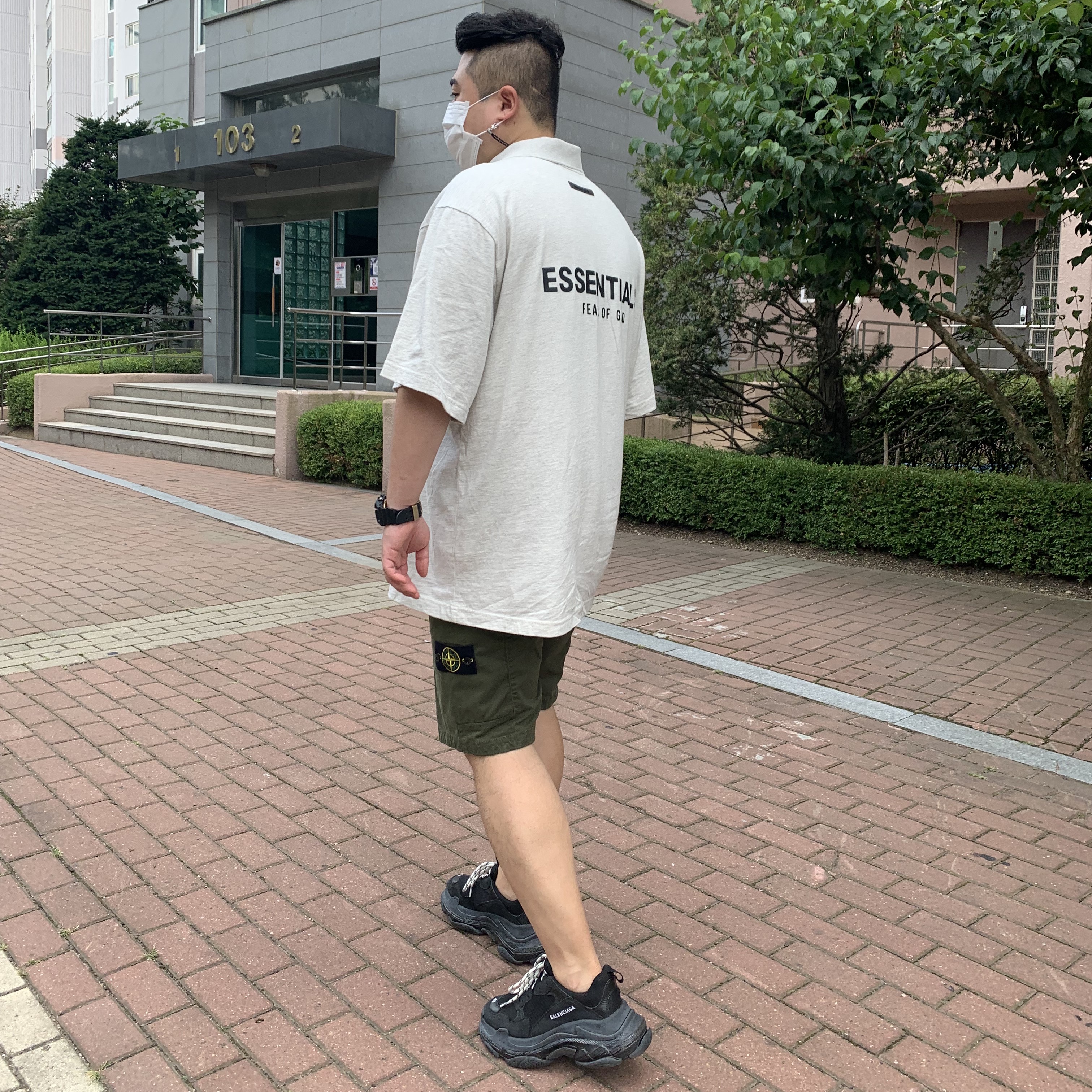 Essentials Short Sleeve Polo Oatmeal - 21SS, Stone Island L0504 Stretch Broken Twill Garment Dyed Shorts Olive Green - 21SS 착용 스타일 - 2