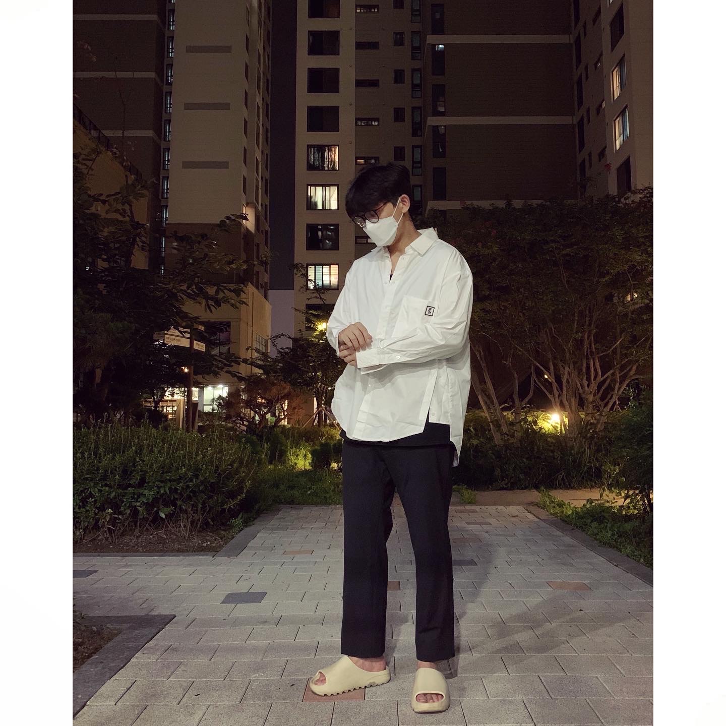 Adidas Yeezy Slide Bone 착용 스타일