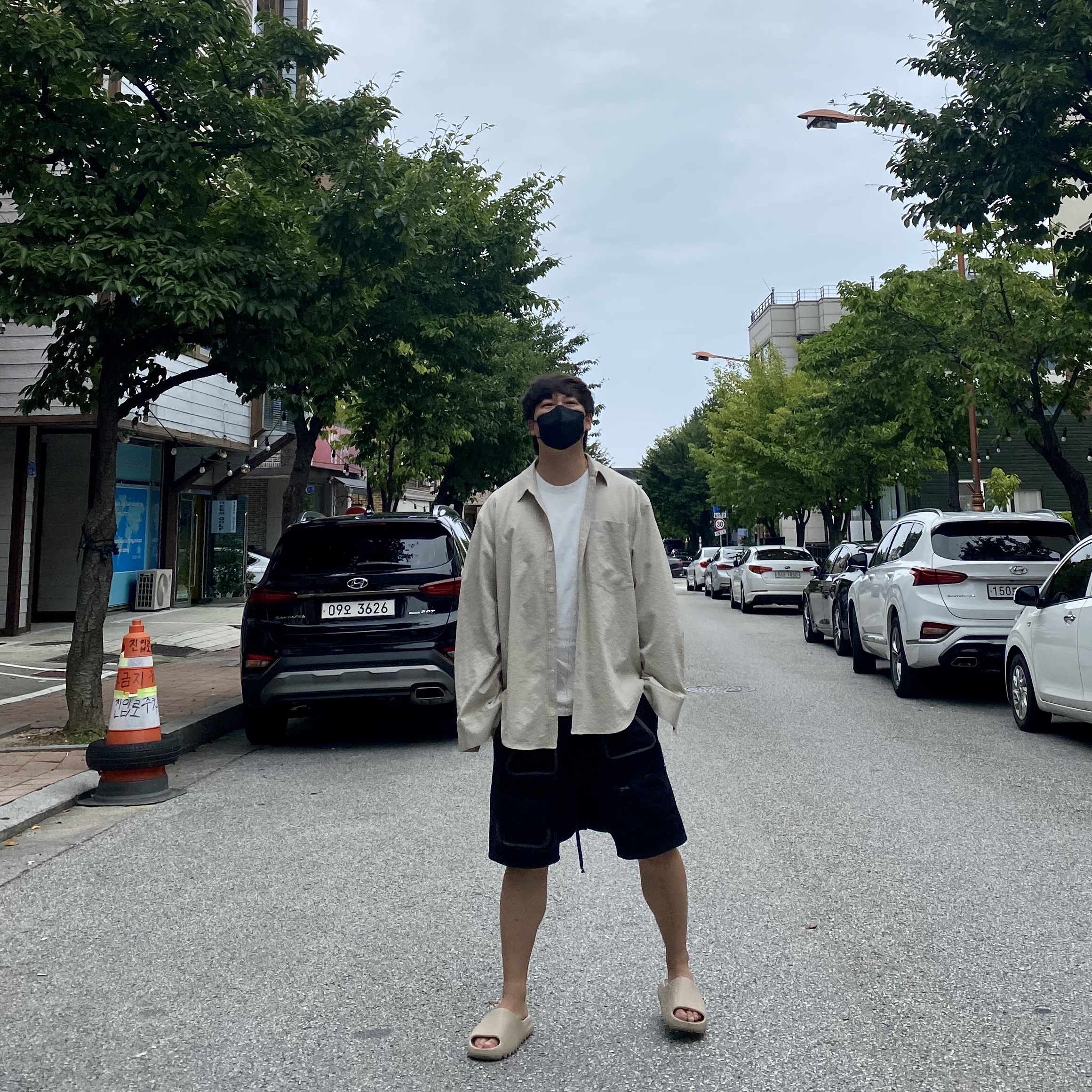Adidas Yeezy Slide Pure 착용 스타일 - 1