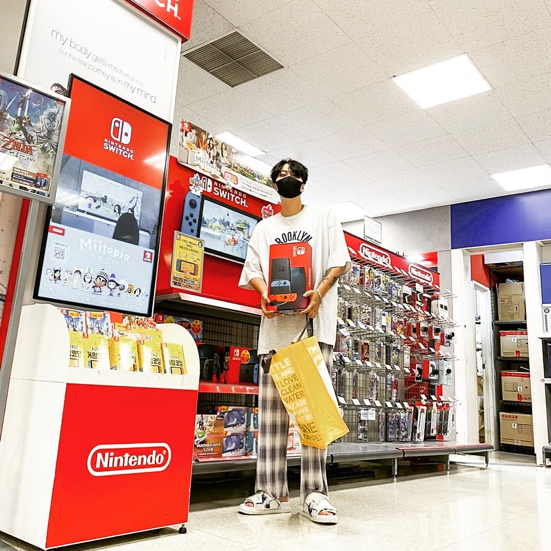Nintendo Switch Mario Red & Blue Edition (Korean Ver.) 착용 스타일