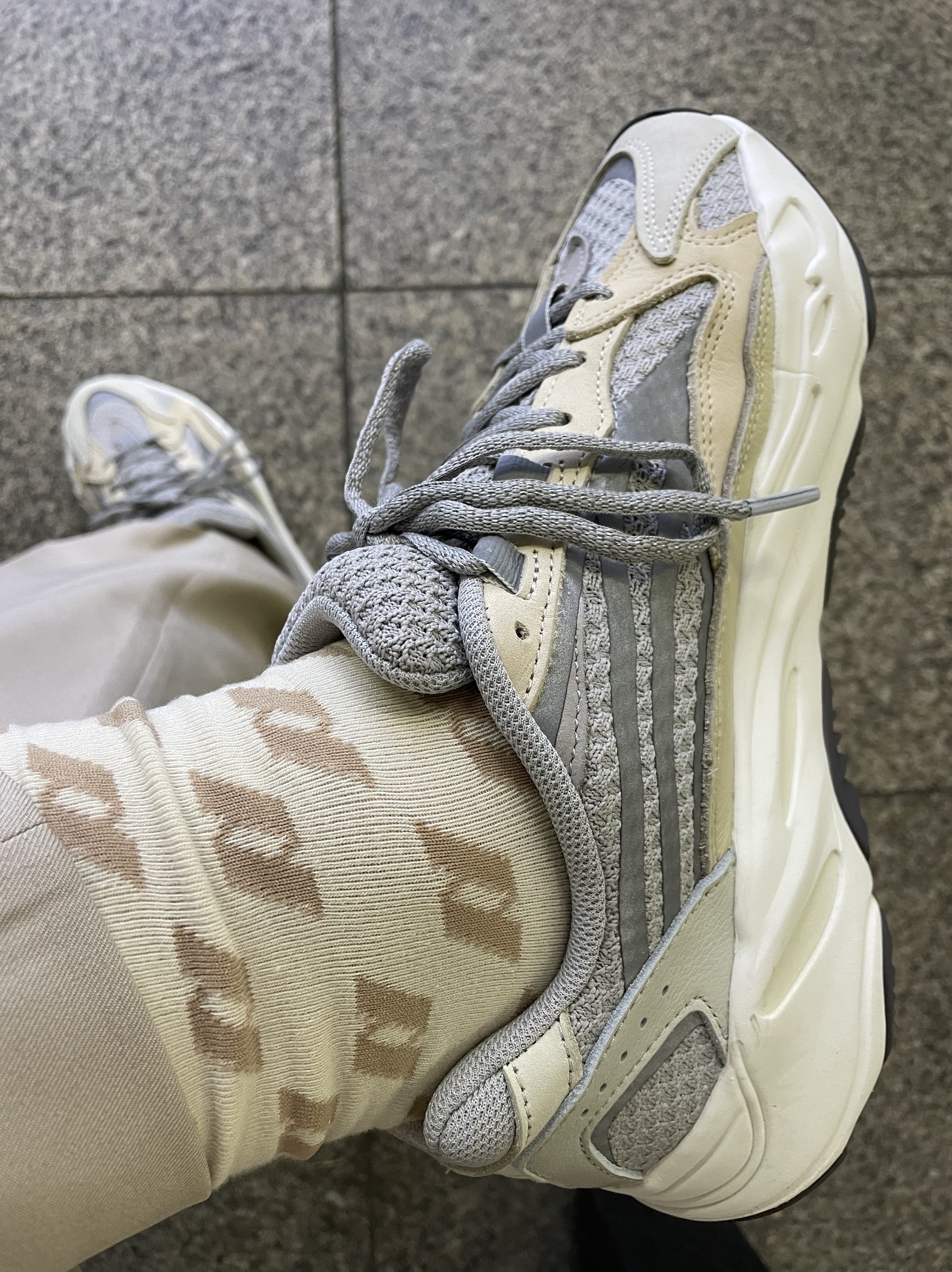 Adidas Yeezy Boost 700 V2 Cream 착용 스타일 - 4