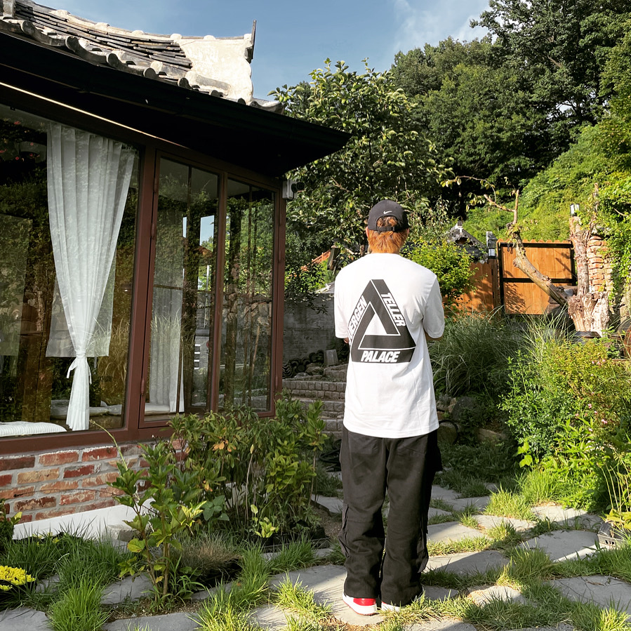 Palace x Juergen Teller T-Shirt 1 White - 21SS, Jordan 1 Low Black Toe 착용 스타일