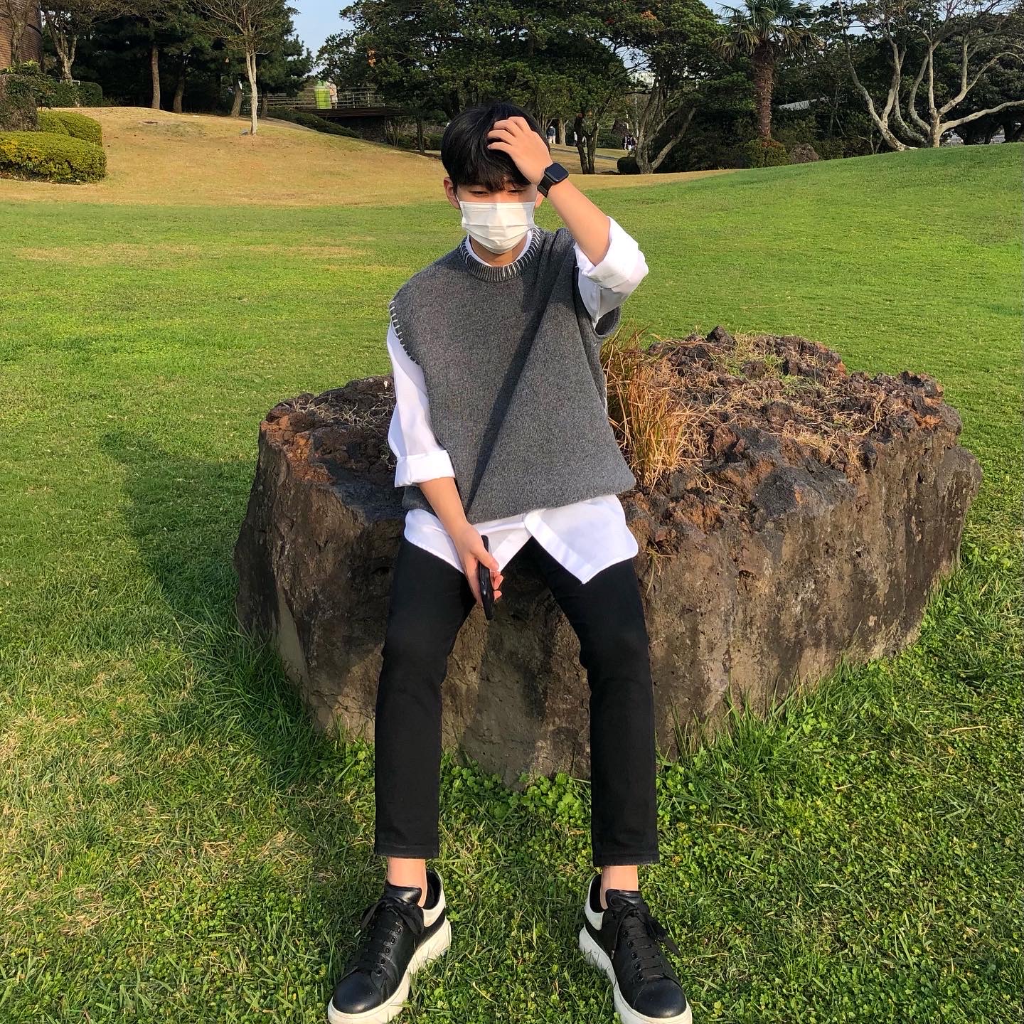 Alexander McQueen Oversized Sneakers Black White 착용 스타일 - 1