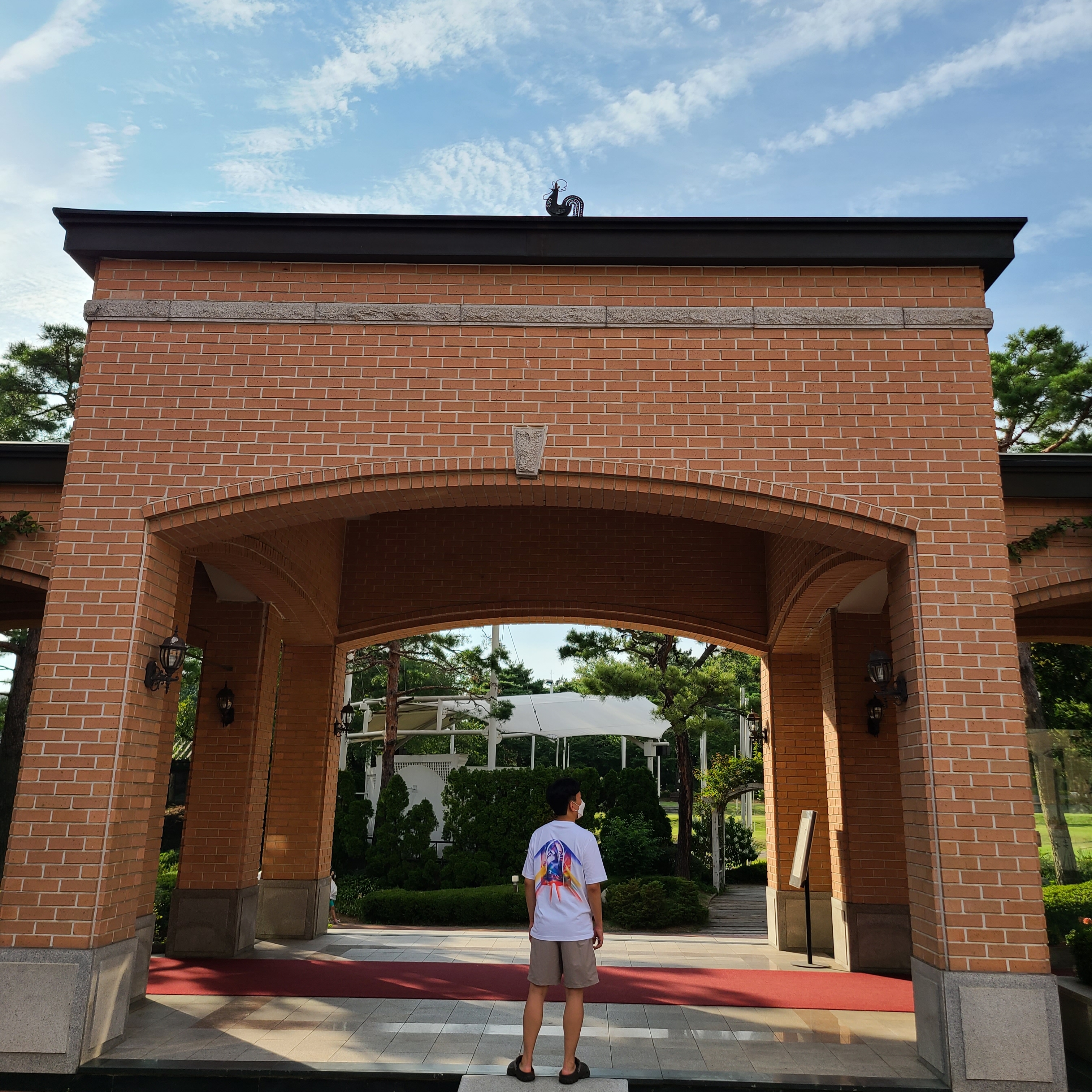 Palace I Don’t Skate On A Sunday T-Shirt White - 20SS, Nike NRG Solo Swoosh Shorts Malt - Asia 착용 스타일