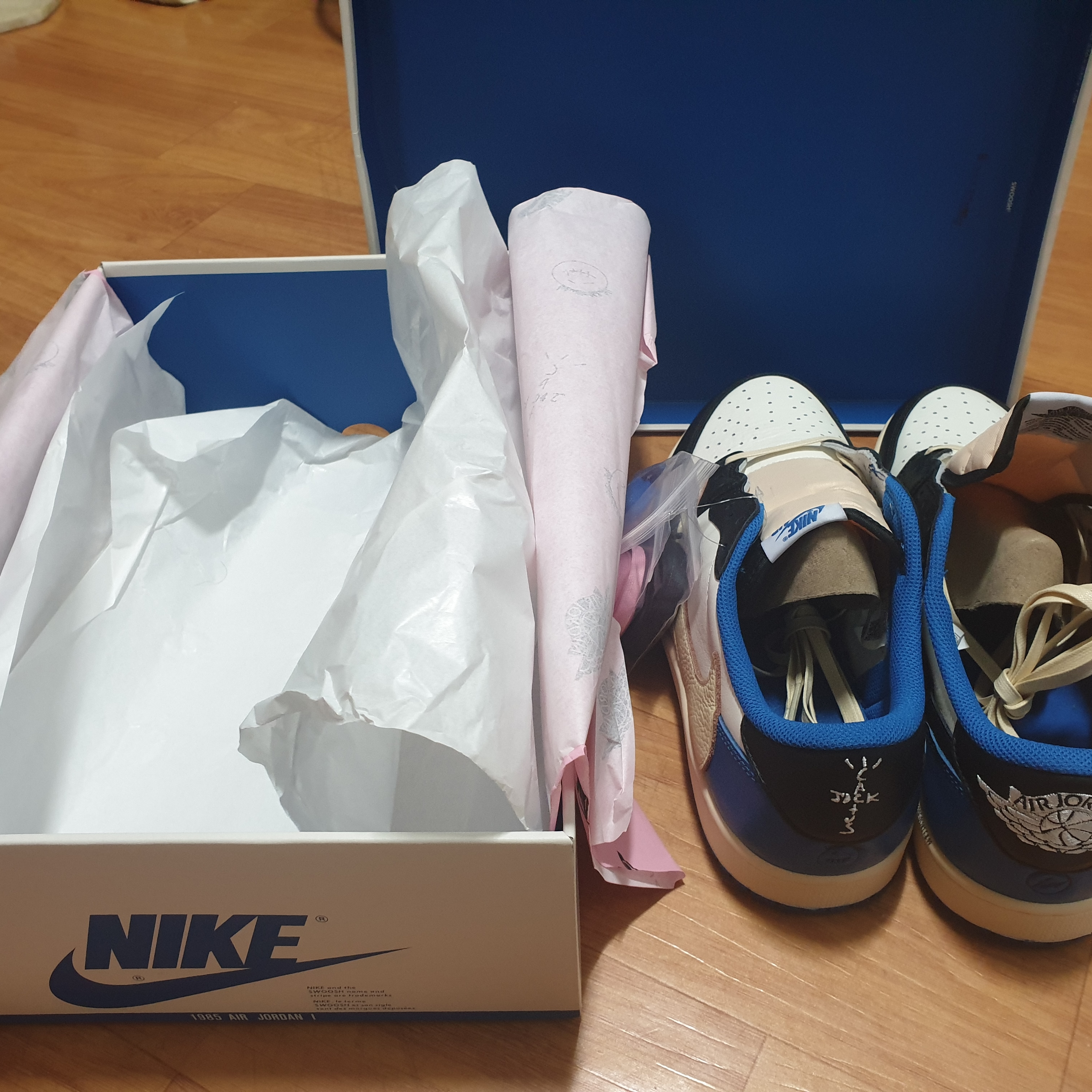 Jordan 1 x Travis Scott x Fragment Retro Low OG SP Military Blue 착용 스타일 - 4