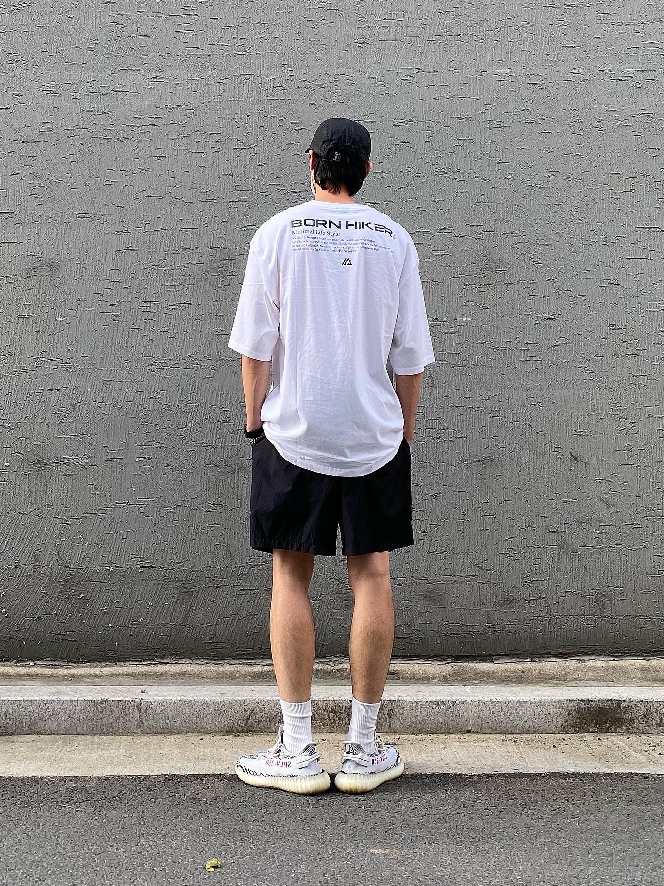 Adidas Yeezy Boost 350 V2 Zebra 2017/2019/2020, IAB Studio Woven Shorts Black 착용 스타일 - 2