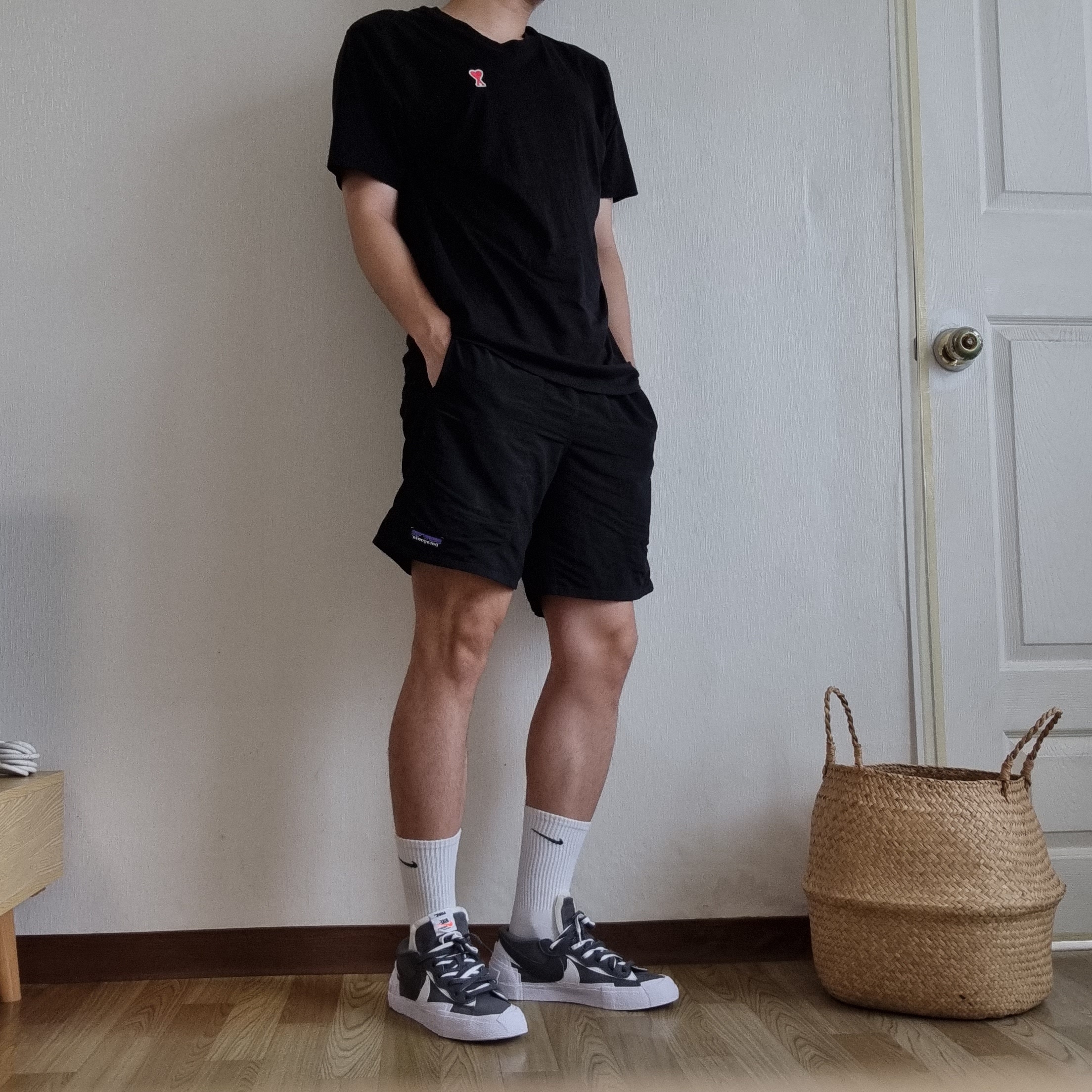 AMI de Coeur T-Shirt Black, Nike x Sacai Blazer Low Iron Grey 착용 스타일 - 1