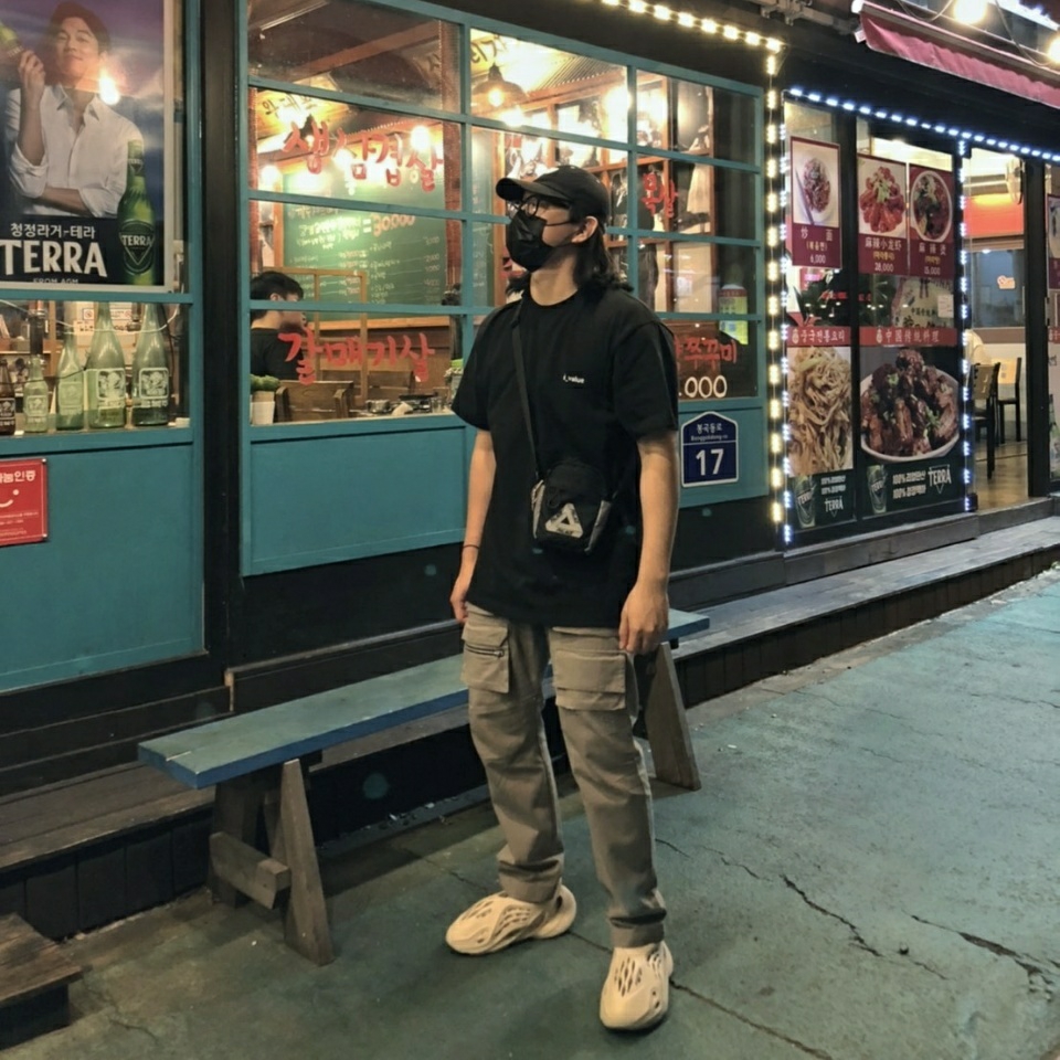 Adidas Yeezy Foam RNNR Sand, Palace Ballistic Shot Bag Black - 20FW 착용 스타일