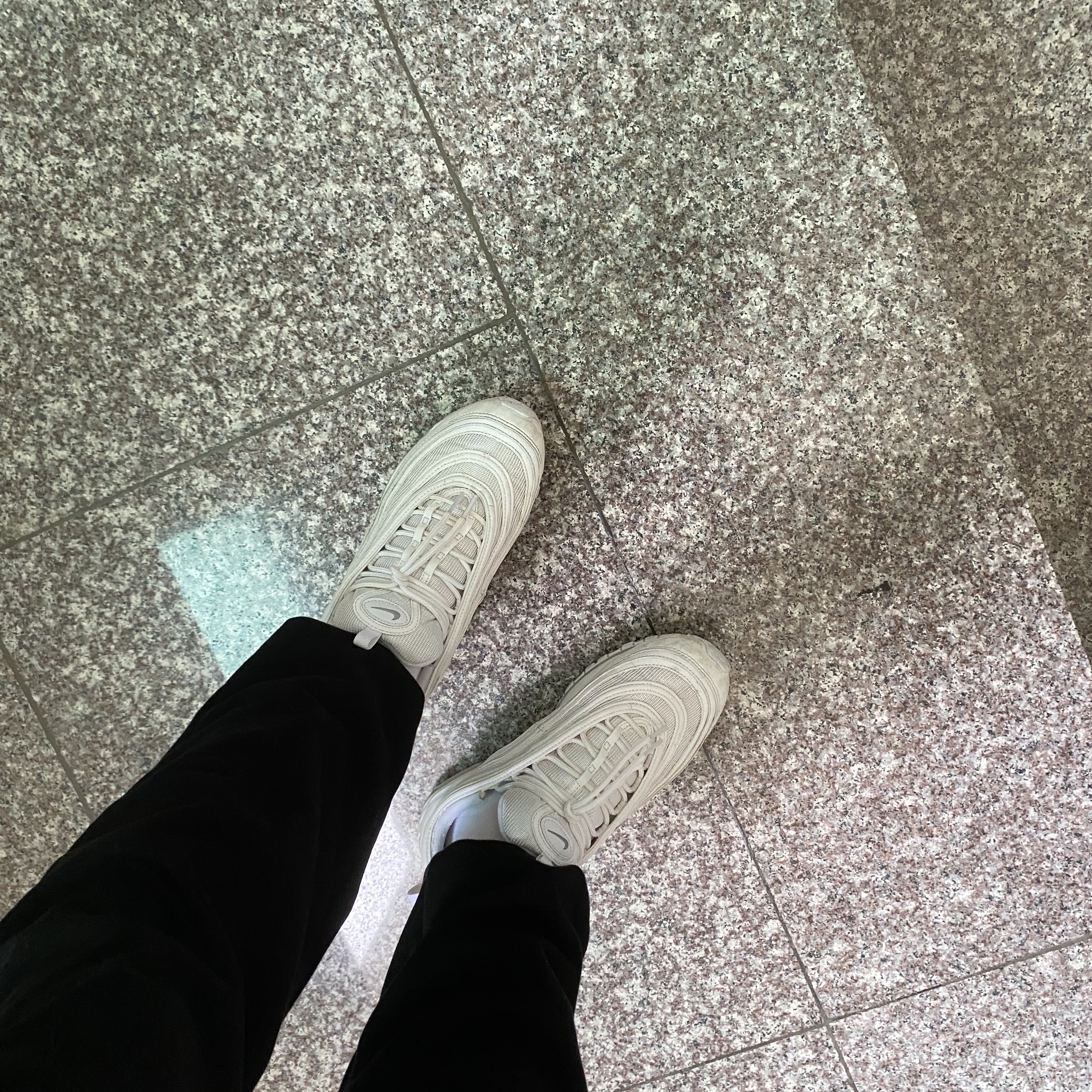 Nike Air Max 97 Triple White Wolf Grey 착용 스타일