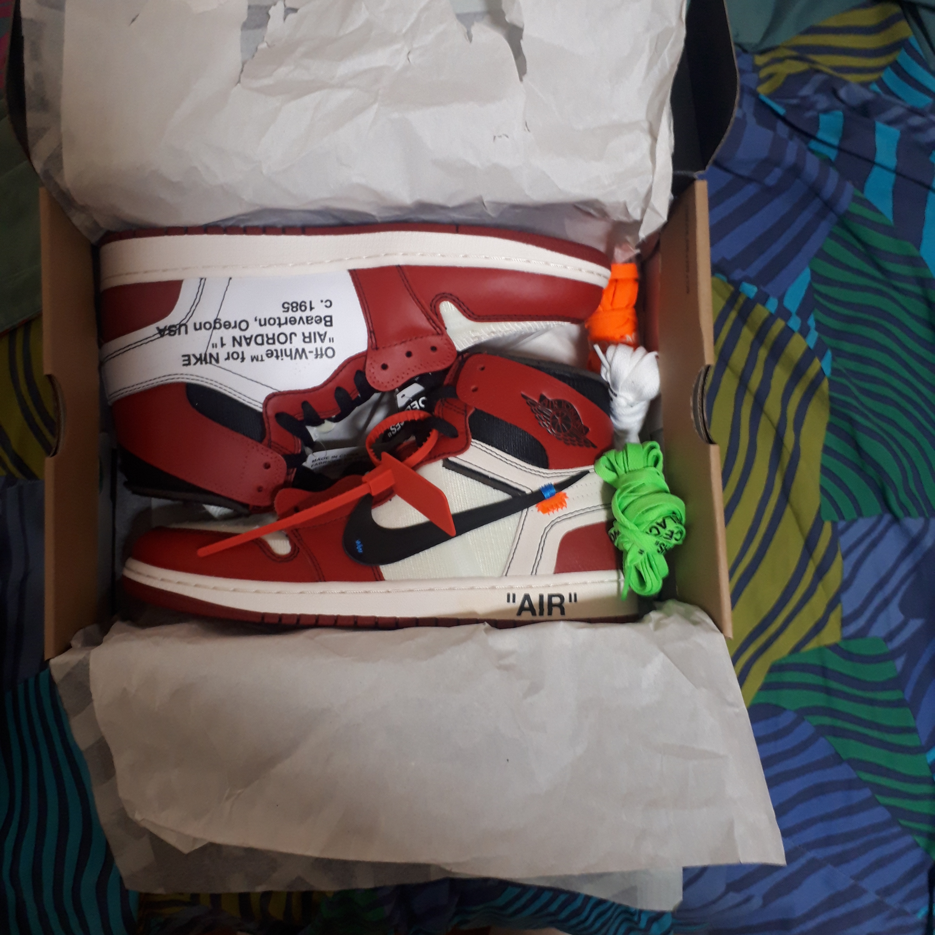 Nike Air More Uptempo 96 Maximum Volume, Jordan 1 x Off-White Retro High Chicago The Ten 착용 스타일 - 2