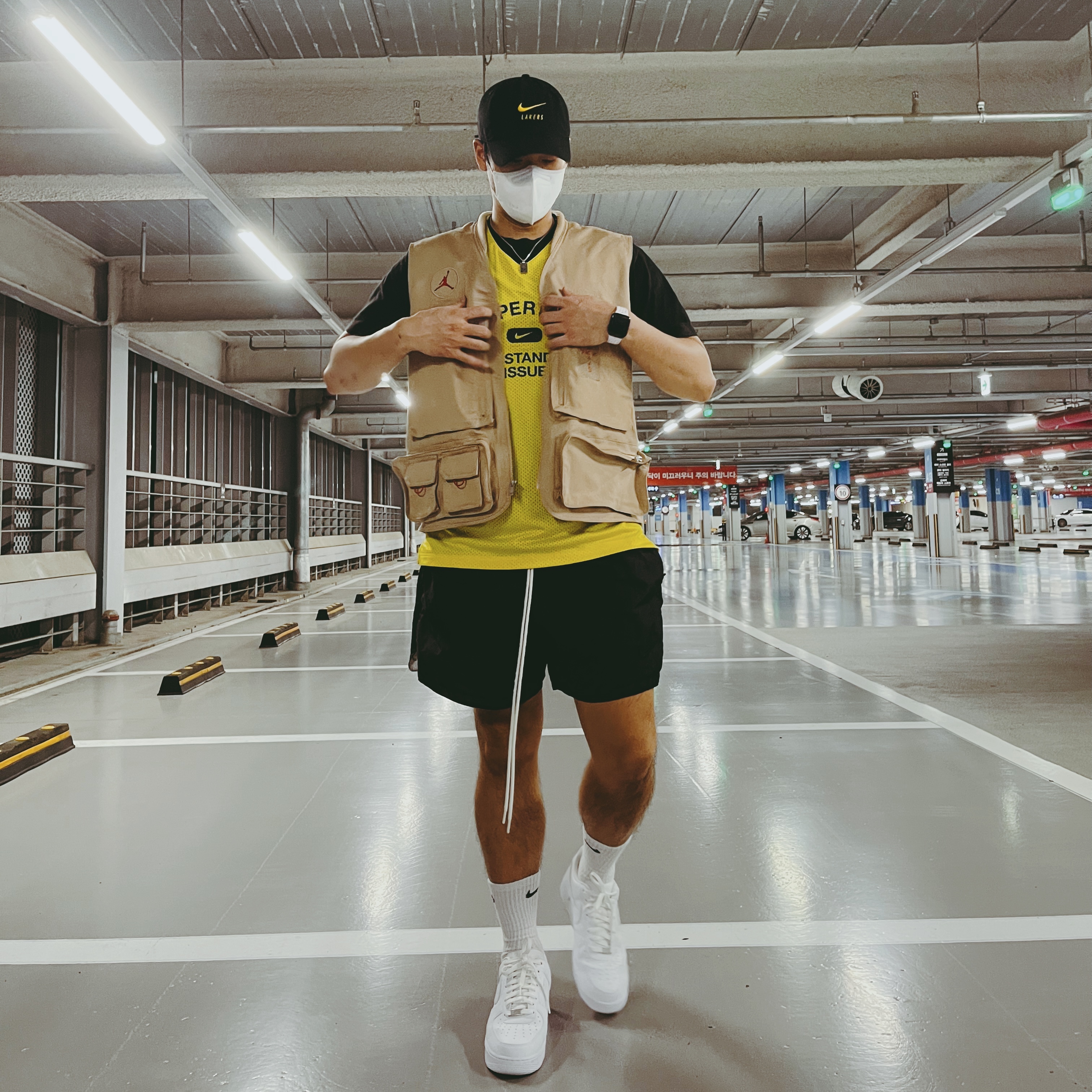 Jordan x Travis Scott Utility Vest - Asia, Nike Air Force 1 '07 Low White 착용 스타일