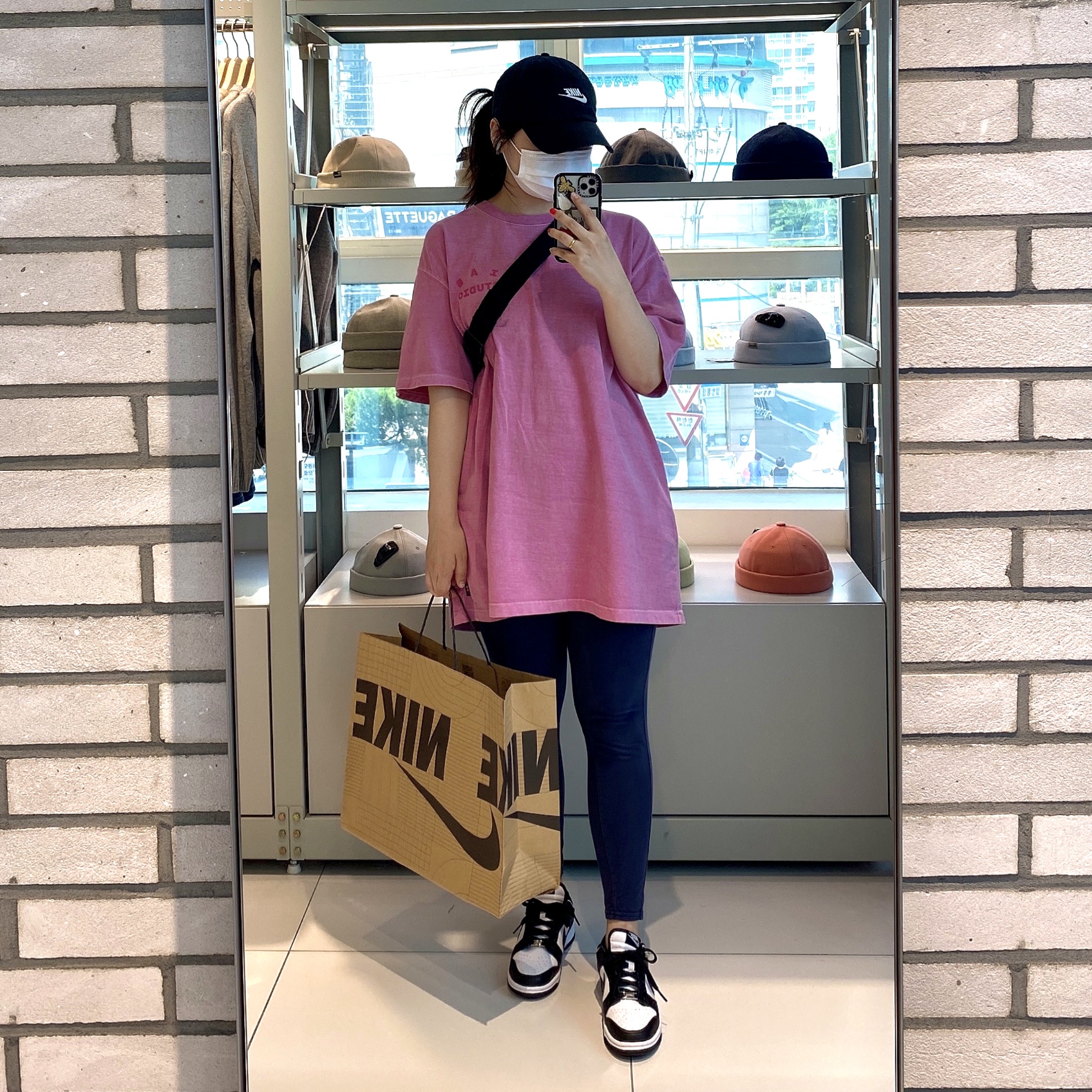 IAB Studio Pigment T-Shirt Magenta, (W) Nike Dunk Low Black 착용 스타일