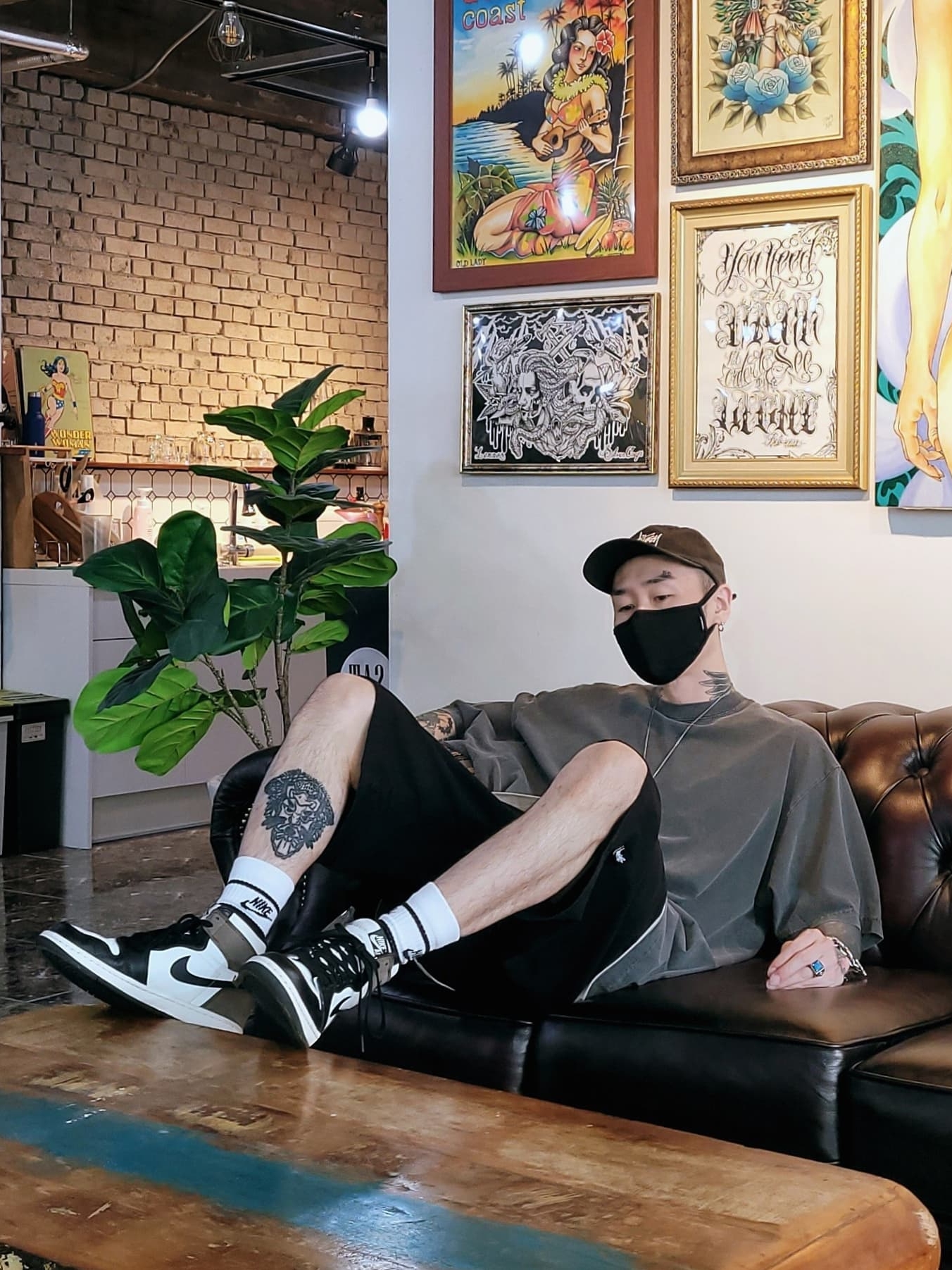 Jordan 1 Retro High OG Black Mocha 착용 스타일 - 2