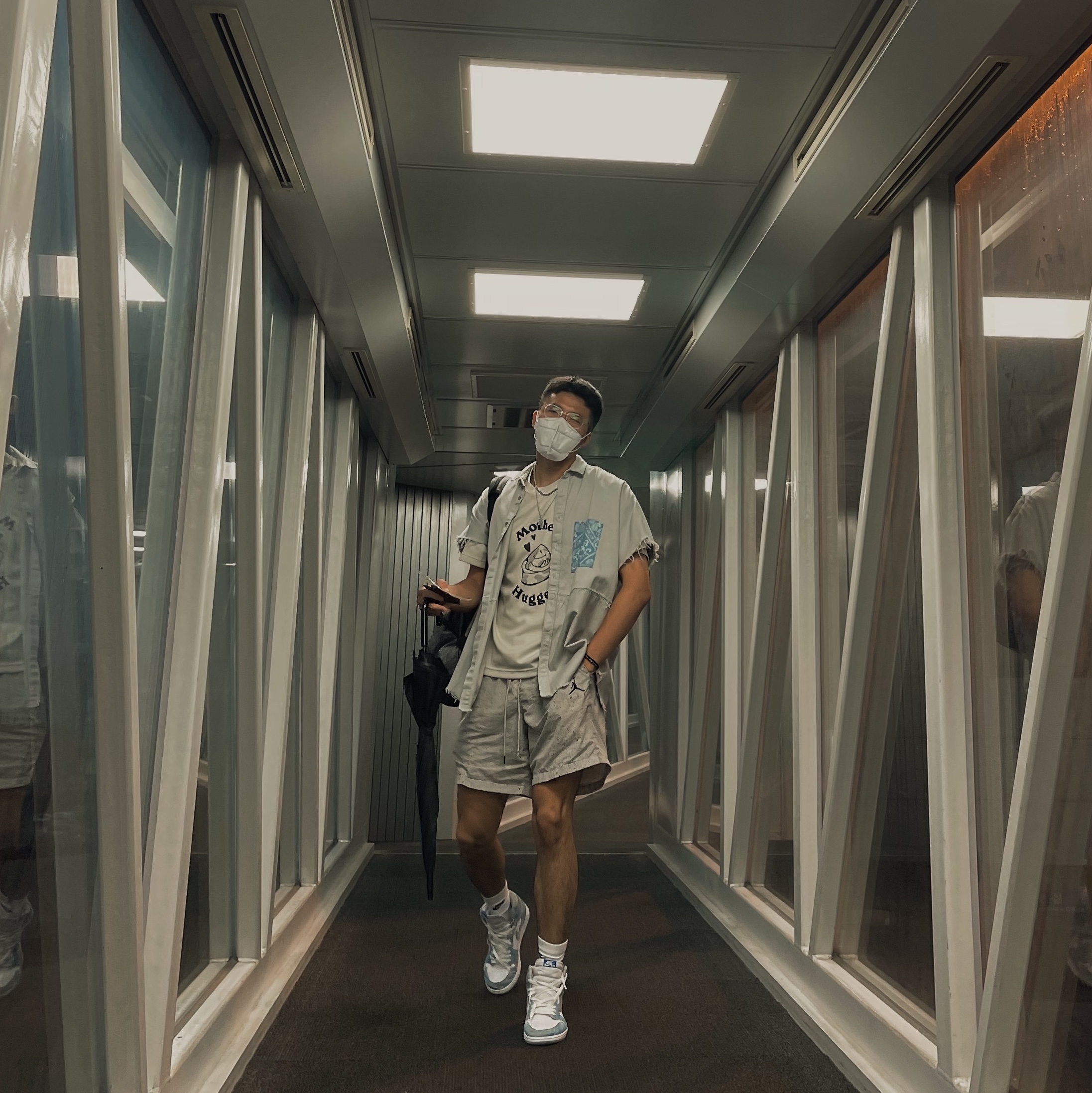 Nike NRG ACG Mother Hugger T-Shirt Light Bone, Jordan 1 Retro High OG Hyper Royal 착용 스타일