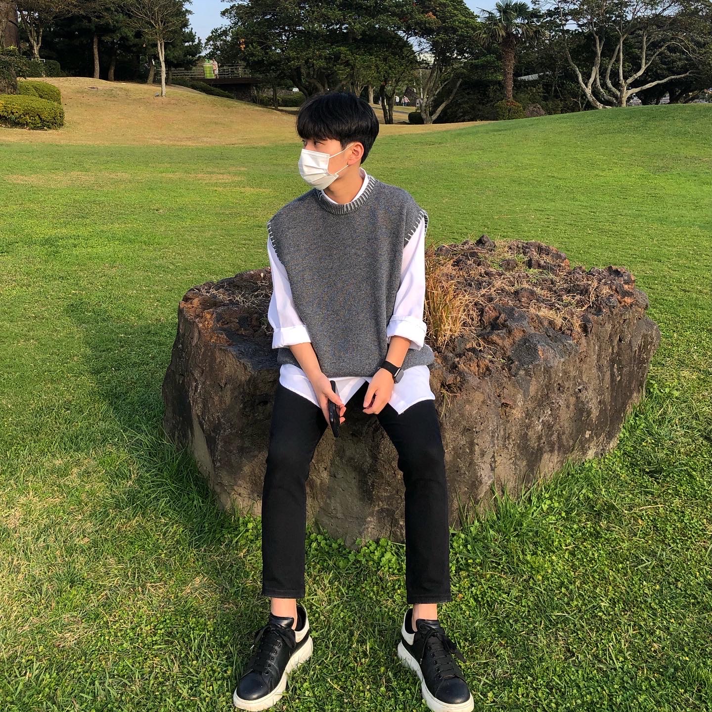 Alexander McQueen Oversized Sneakers Black White 착용 스타일 - 2