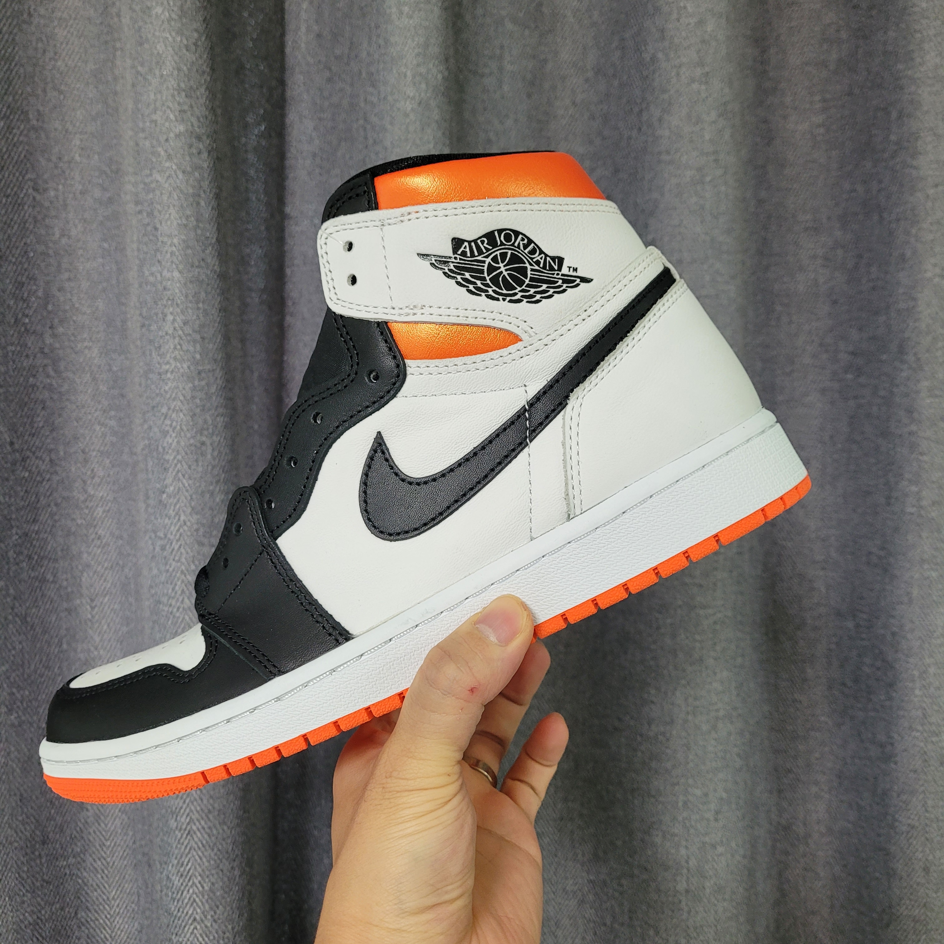Jordan 1 Retro High OG Electro Orange 착용 스타일 - 1