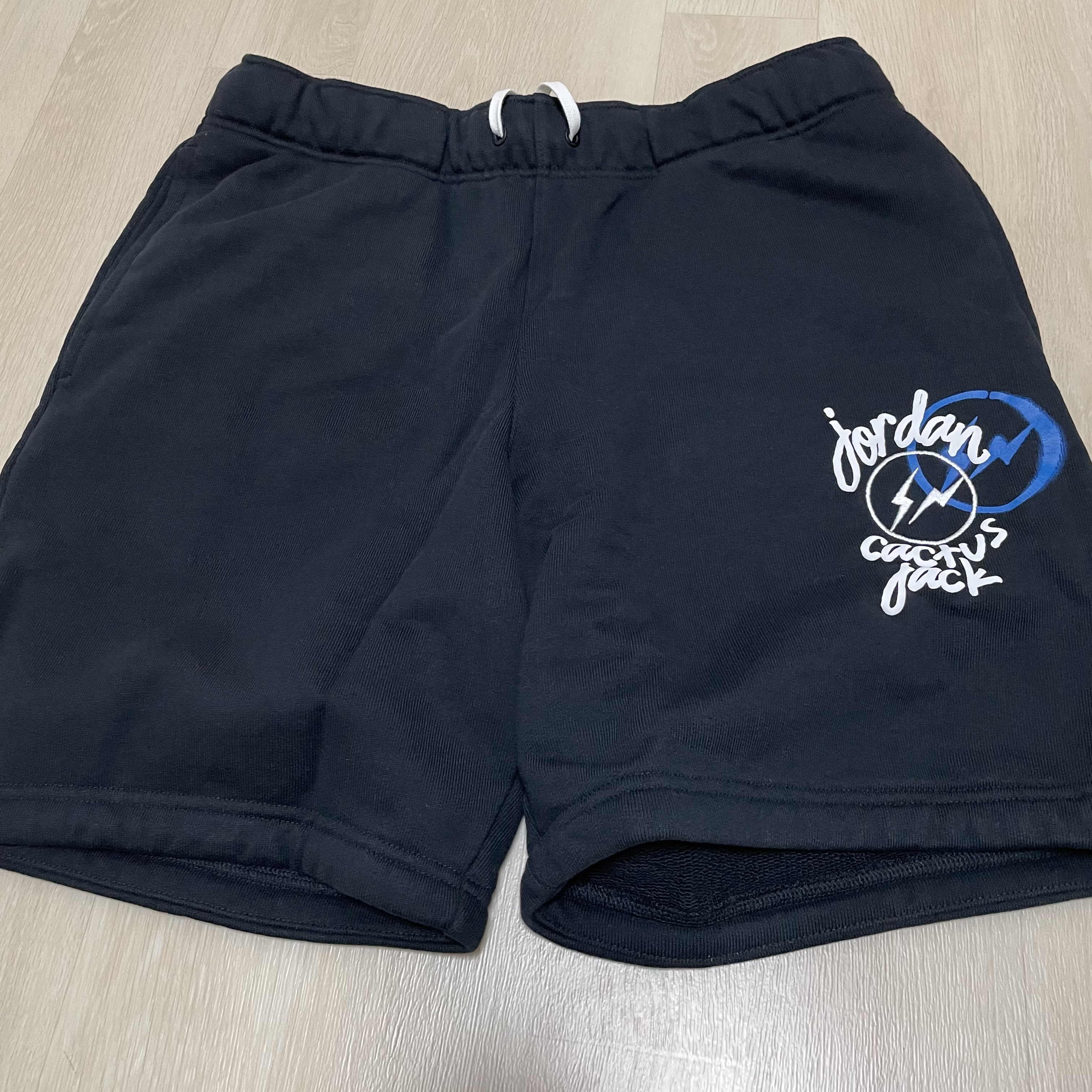 Jordan x Travis Scott x Fragment Shorts Black (DJ0617-010) 착용 스타일 - 1