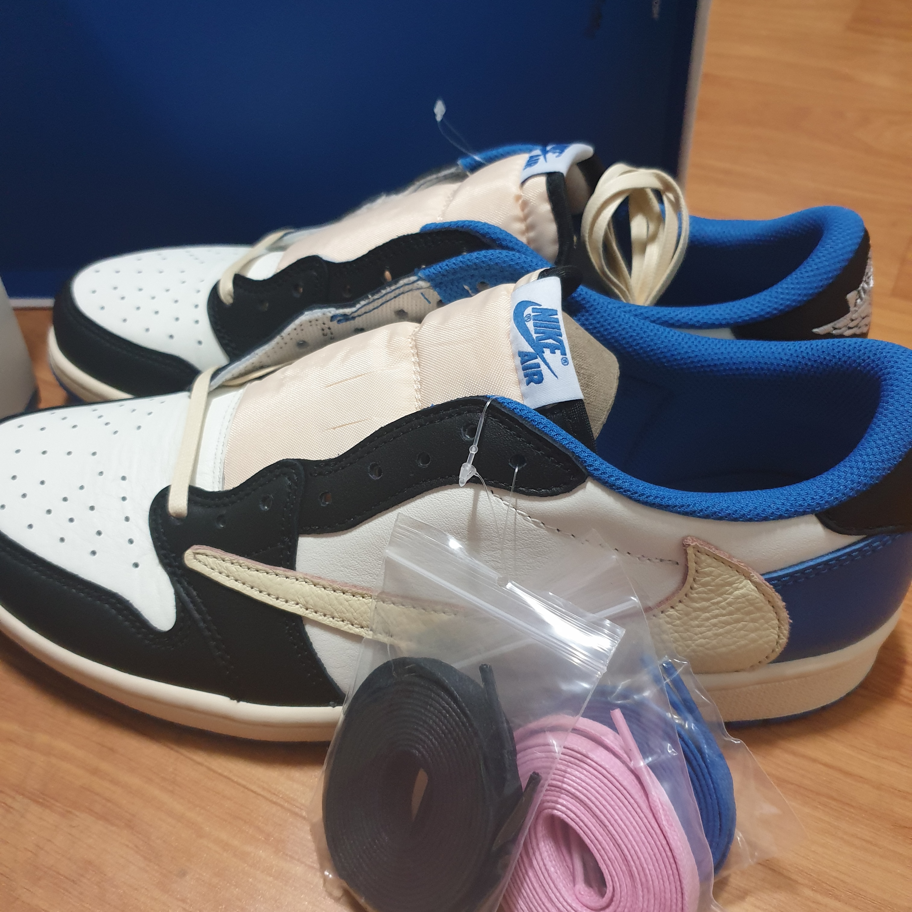 Jordan 1 x Travis Scott x Fragment Retro Low OG SP Military Blue 착용 스타일 - 3