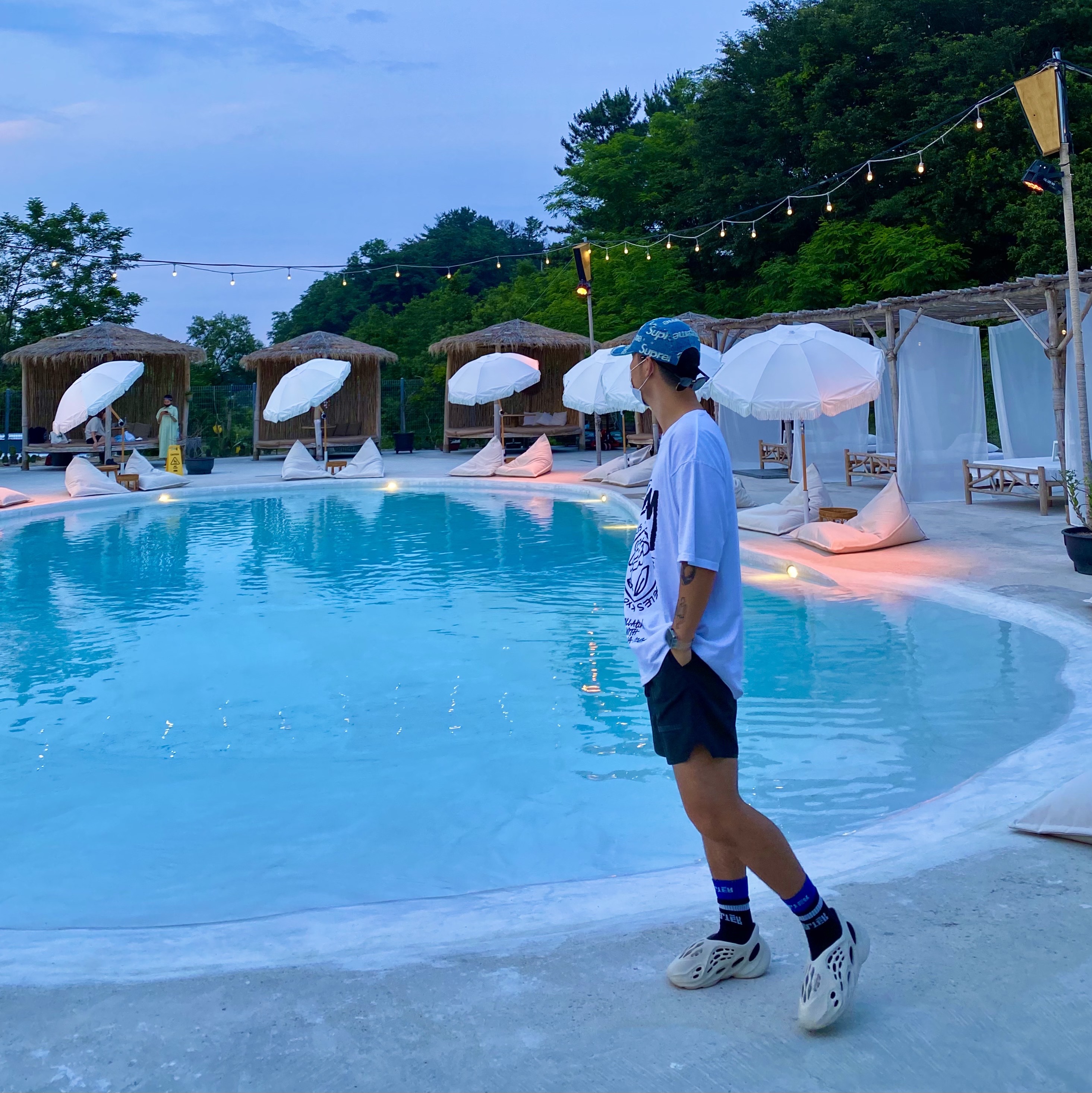 Stussy x Marc Jacobs 40 WT T-Shirt, Supreme Frayed Logos Denim Camp Cap Blue - 21SS 착용 스타일 - 3