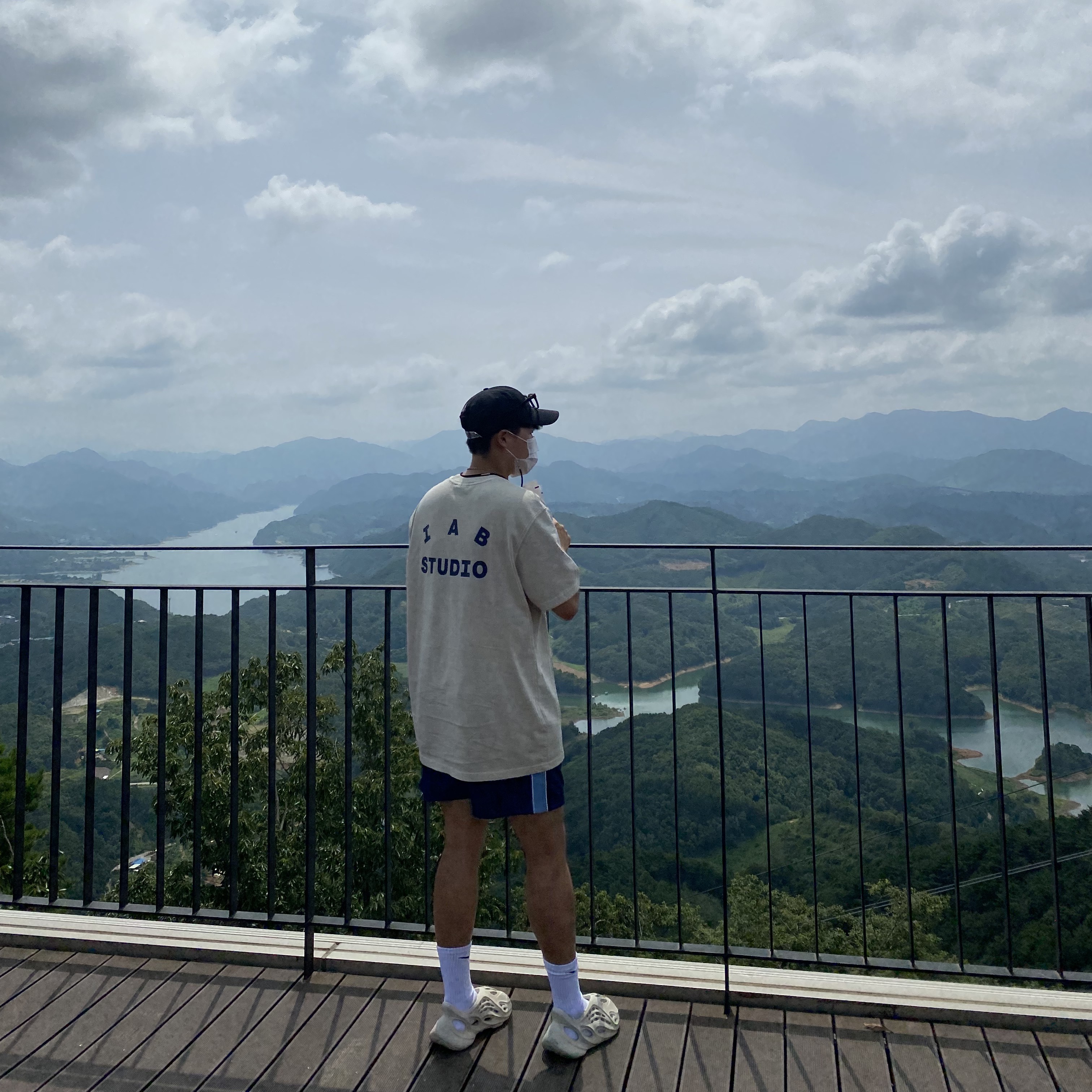 IAB Studio Pigment T-Shirt Oatmeal, IAB Studio Track Shorts Navy - 21SS 착용 스타일 - 1