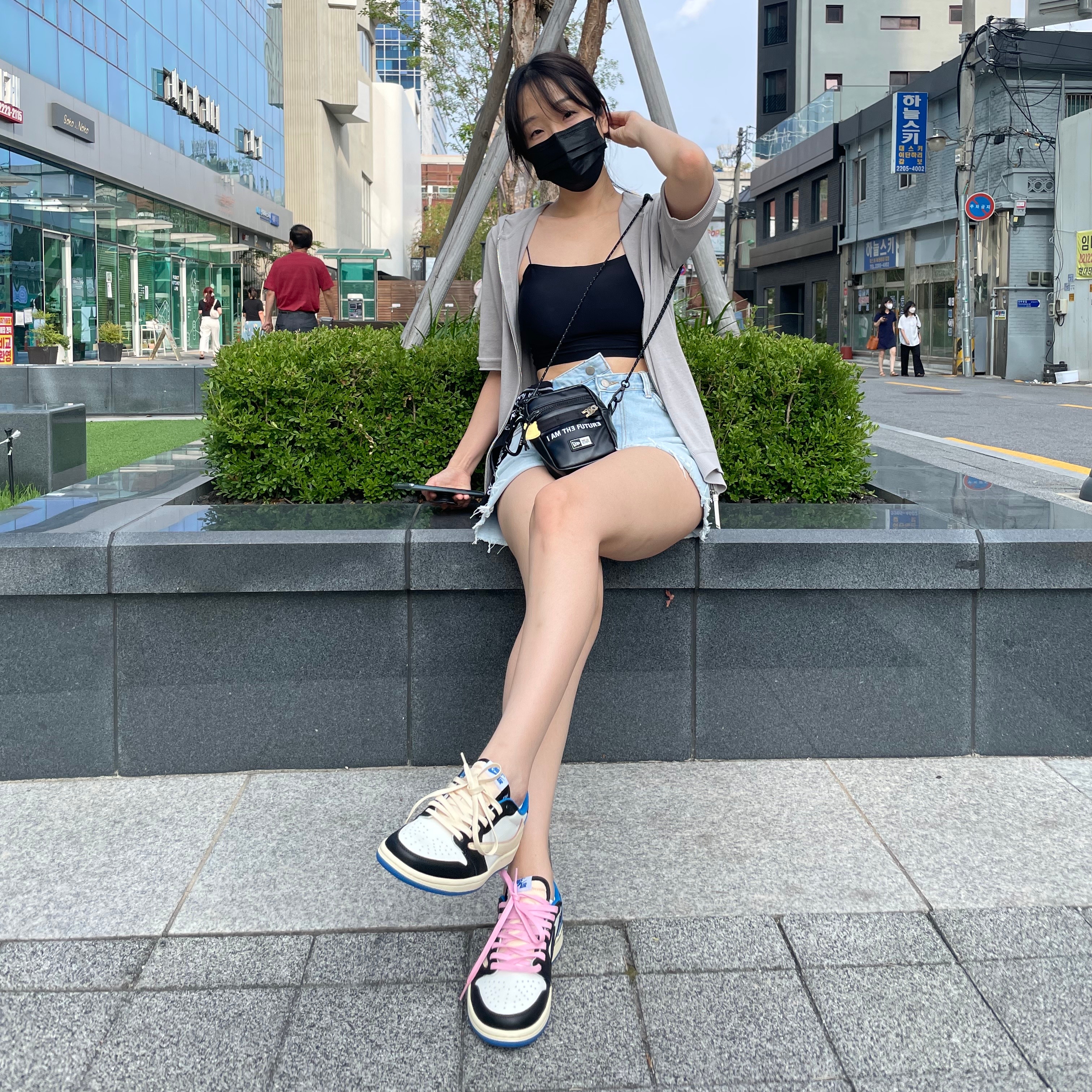 Jordan 1 x Travis Scott x Fragment Retro Low OG SP Military Blue 착용 스타일 - 3
