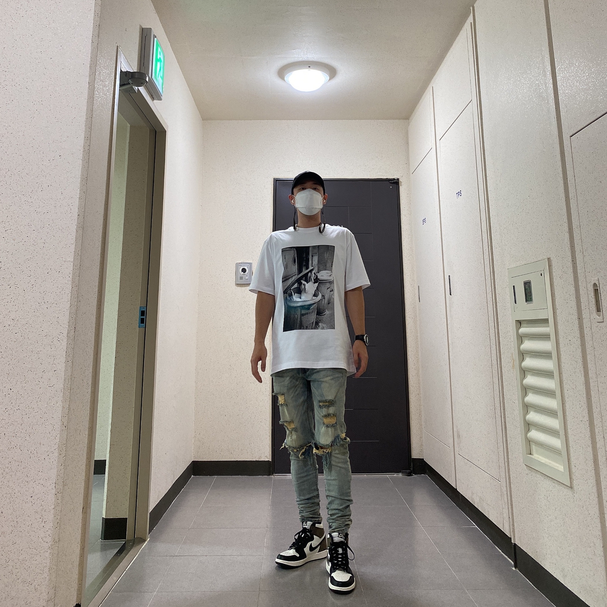 Jordan 1 Retro High OG Black Mocha, Palace x Juergen Teller T-Shirt 1 White - 21SS 착용 스타일 - 1