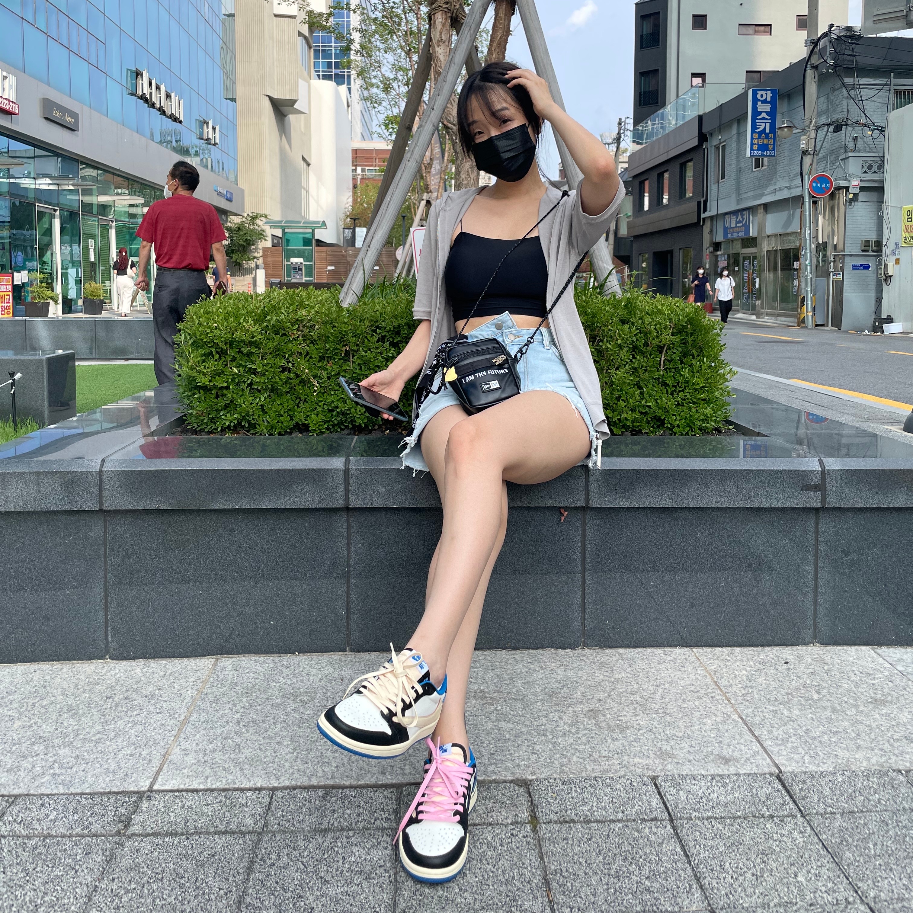Jordan 1 x Travis Scott x Fragment Retro Low OG SP Military Blue 착용 스타일 - 4