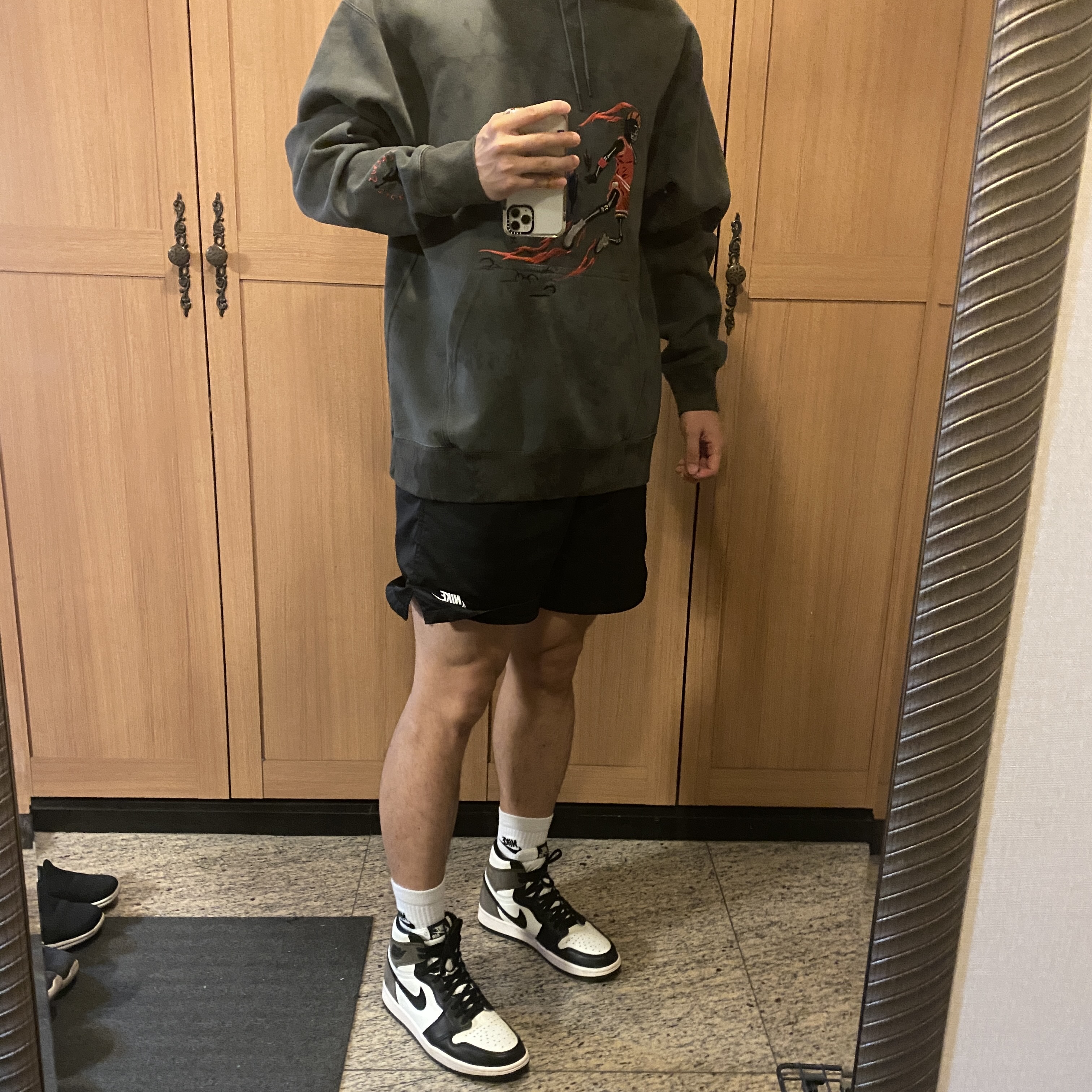 Jordan 1 Retro High OG Black Mocha, Jordan x Travis Scott Washed Suede Hoodie Grey 착용 스타일
